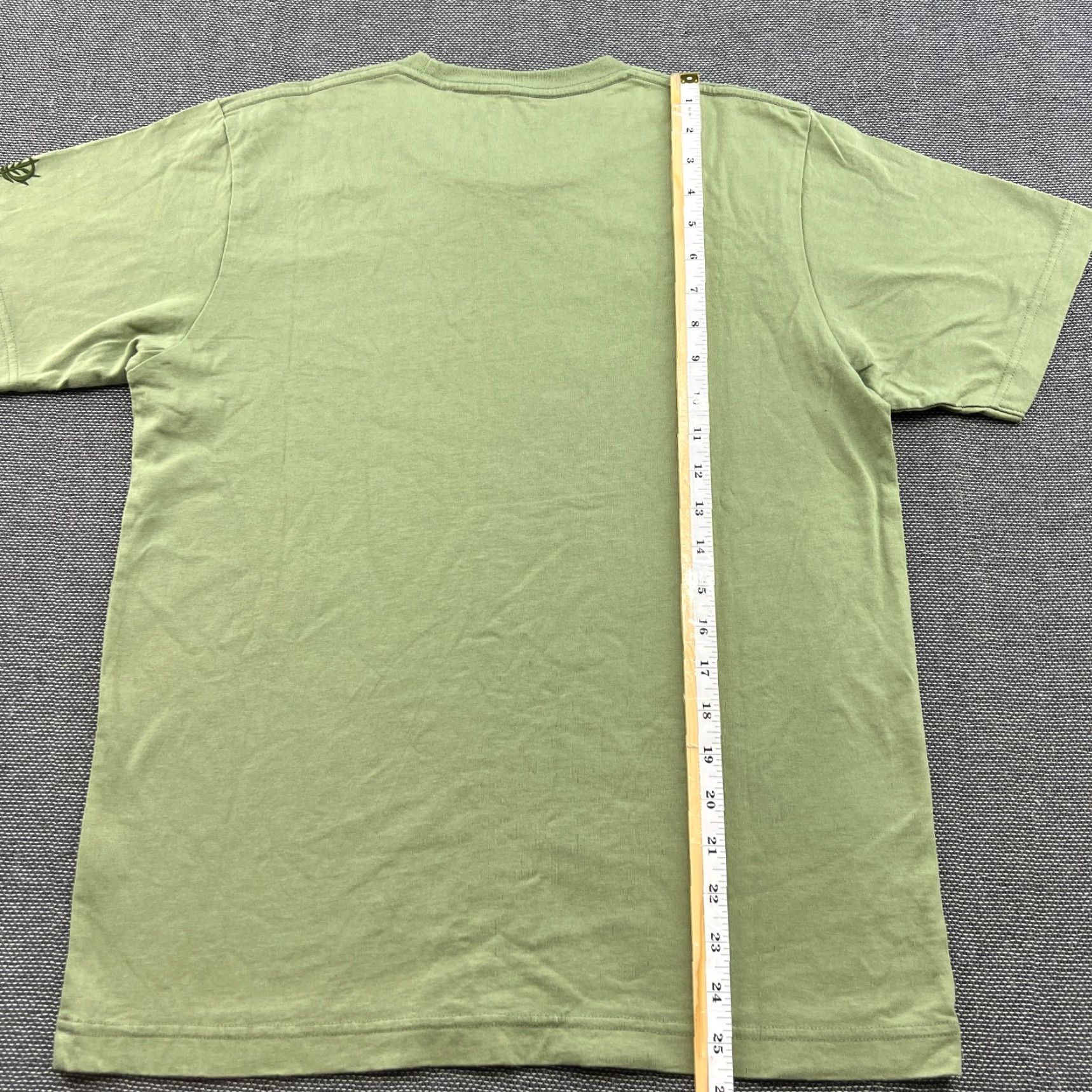 Uniqlo UNIQLO Gundam Shirt Men’s M Green UT Beyond 40th Anniversary MS-06 Zaku II Shirt Mens M Green UT Beyond 40th Anniversary MS-06 Zaku II Size US M / EU 48-50 / 2 - 7 Thumbnail