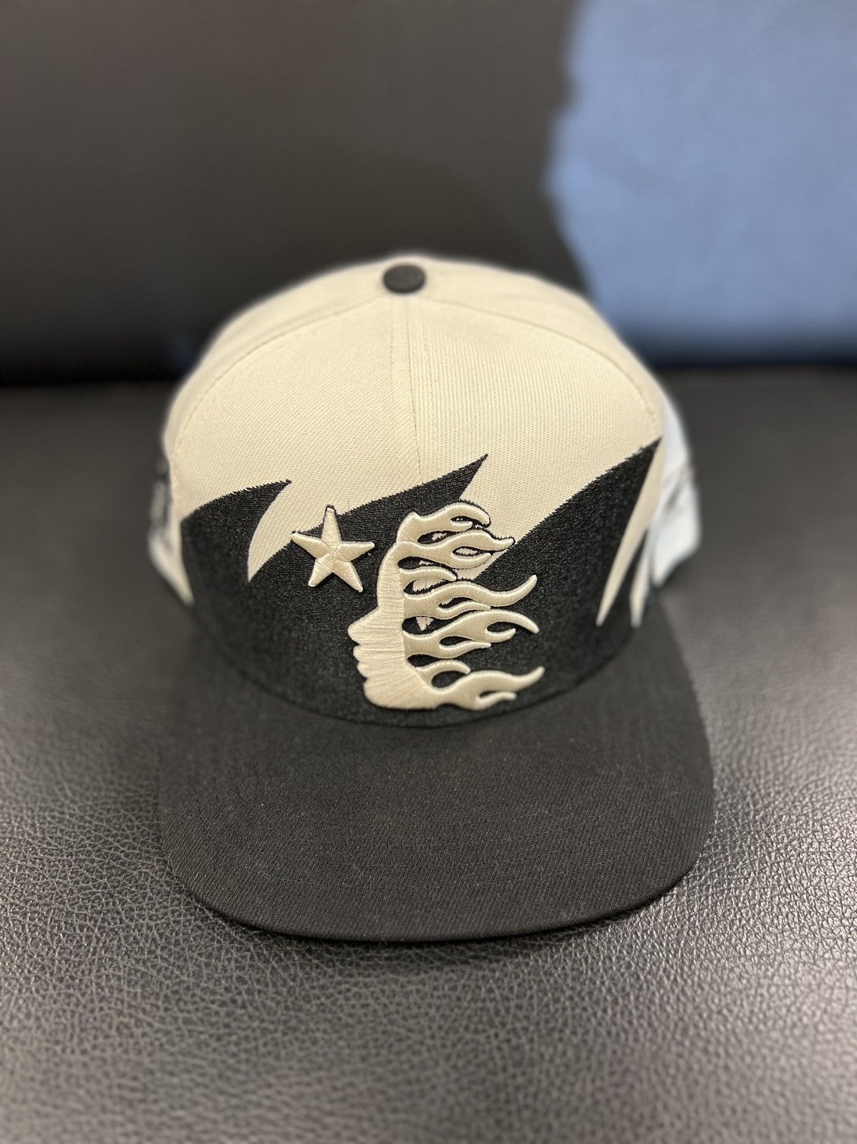 HELLSTAR Sharkteeth Snapback Hat Off white/Blk