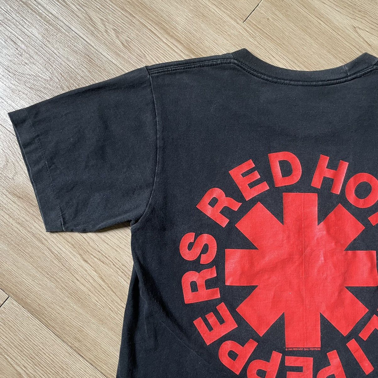 Band Tees Vintage Faded BOOTLEG RED HOT CHILI PEPPERS Red Aztec Tee s Size US S / EU 44-46 / 1 - 16 Thumbnail