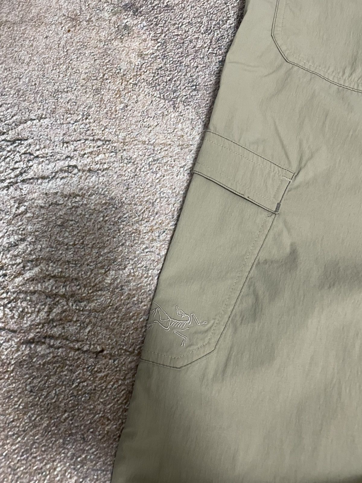 Arc'teryx Arc'teryx Small Logo Nylon Light Cargo Pants Size 28" / US 6 / IT 42 - 4 Thumbnail
