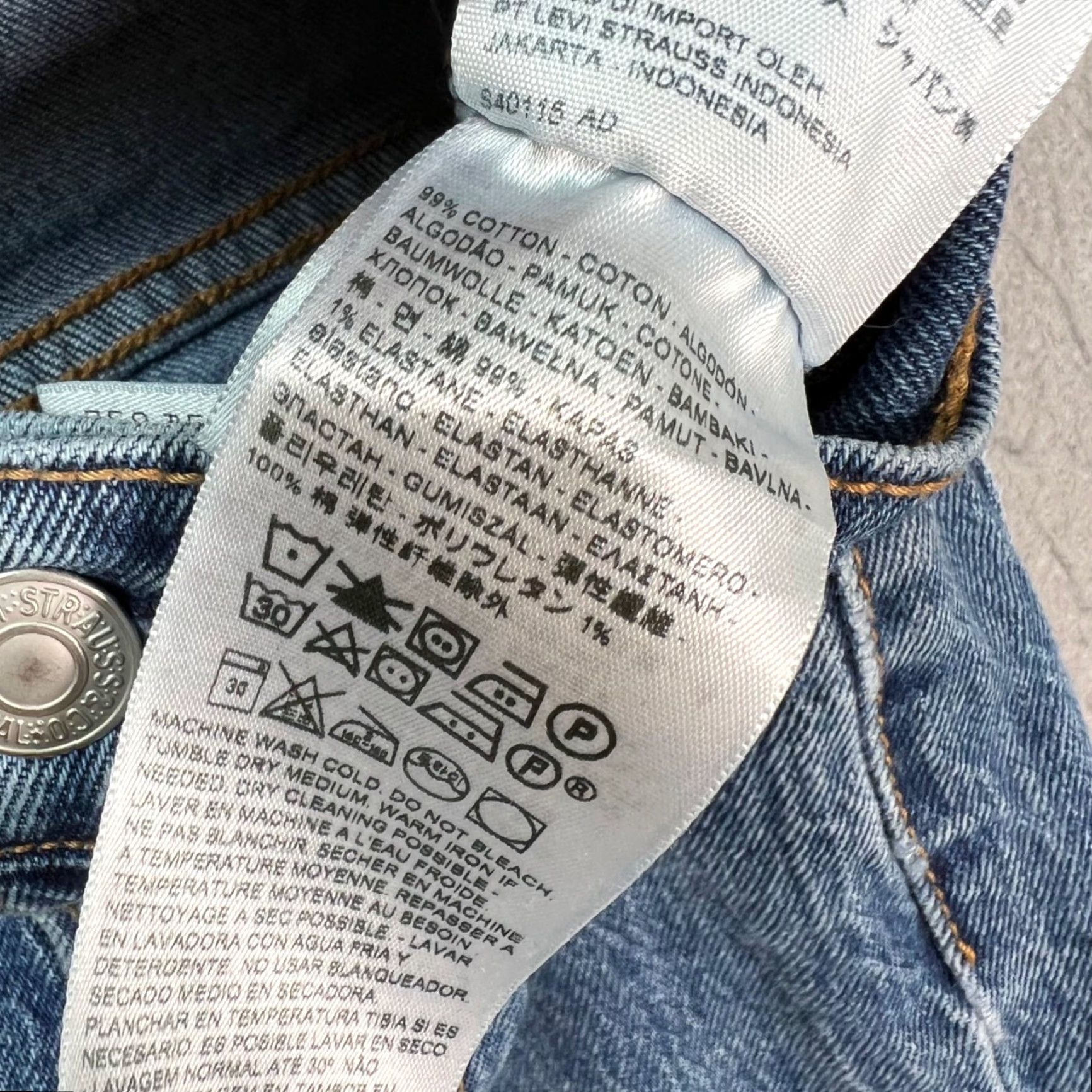 Levi's Levis Womens 25 Wedgie Straight Blue Denim Jeans Distressed Hem Regular 5-Pocket Design Inseam 25 in Cotton Blend Button Rise Mid Blue Jeans Womens Size 42" / US 20 - 4 Thumbnail