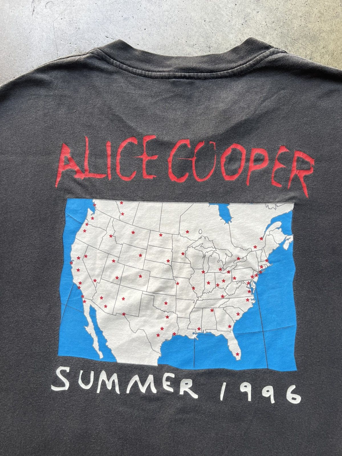 Vintage 1996 Alice Cooper School’s Out Tour Band Tee Shirt Nirvana Size US L / EU 52-54 / 3 - 5 Thumbnail