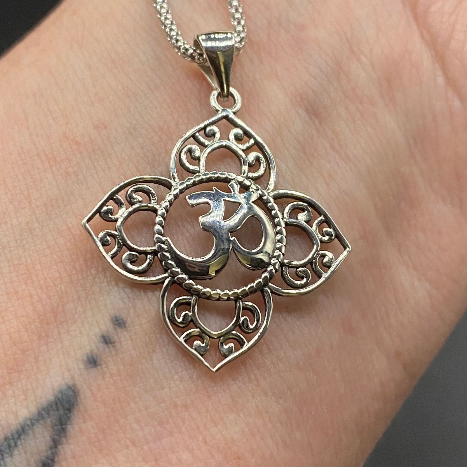 The Unbranded Brand Om Religious Symbols Sterling Silver Pendant Necklace Size ONE SIZE - 4 Thumbnail