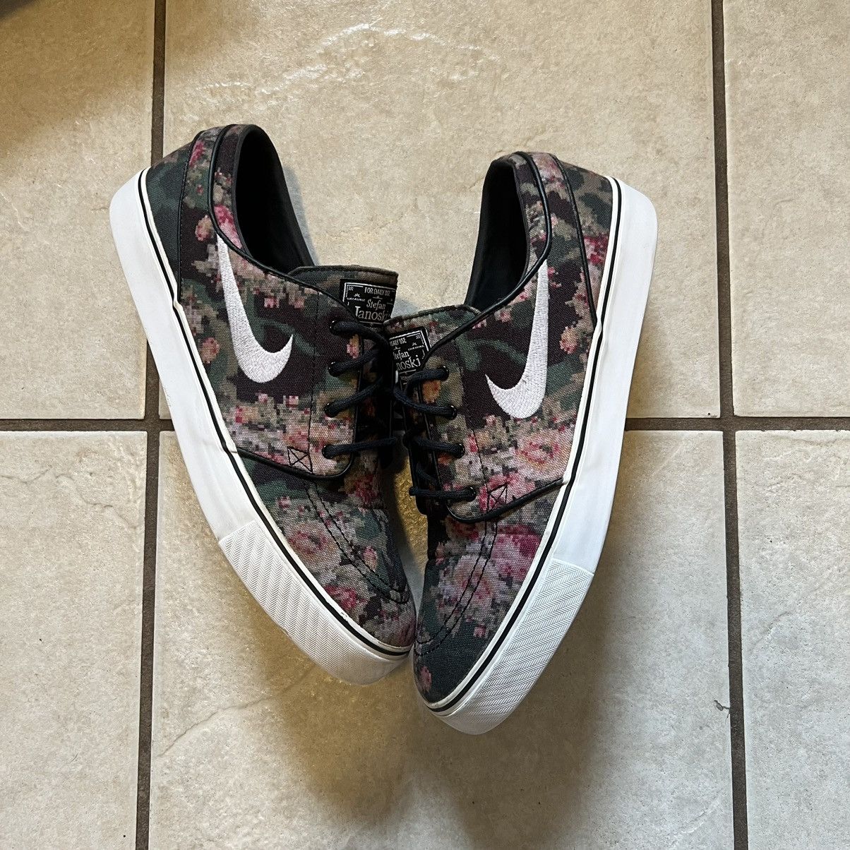 image of Nike Stefan Janoski OG Floral Shoes in Green, Men's (Size 10.5)