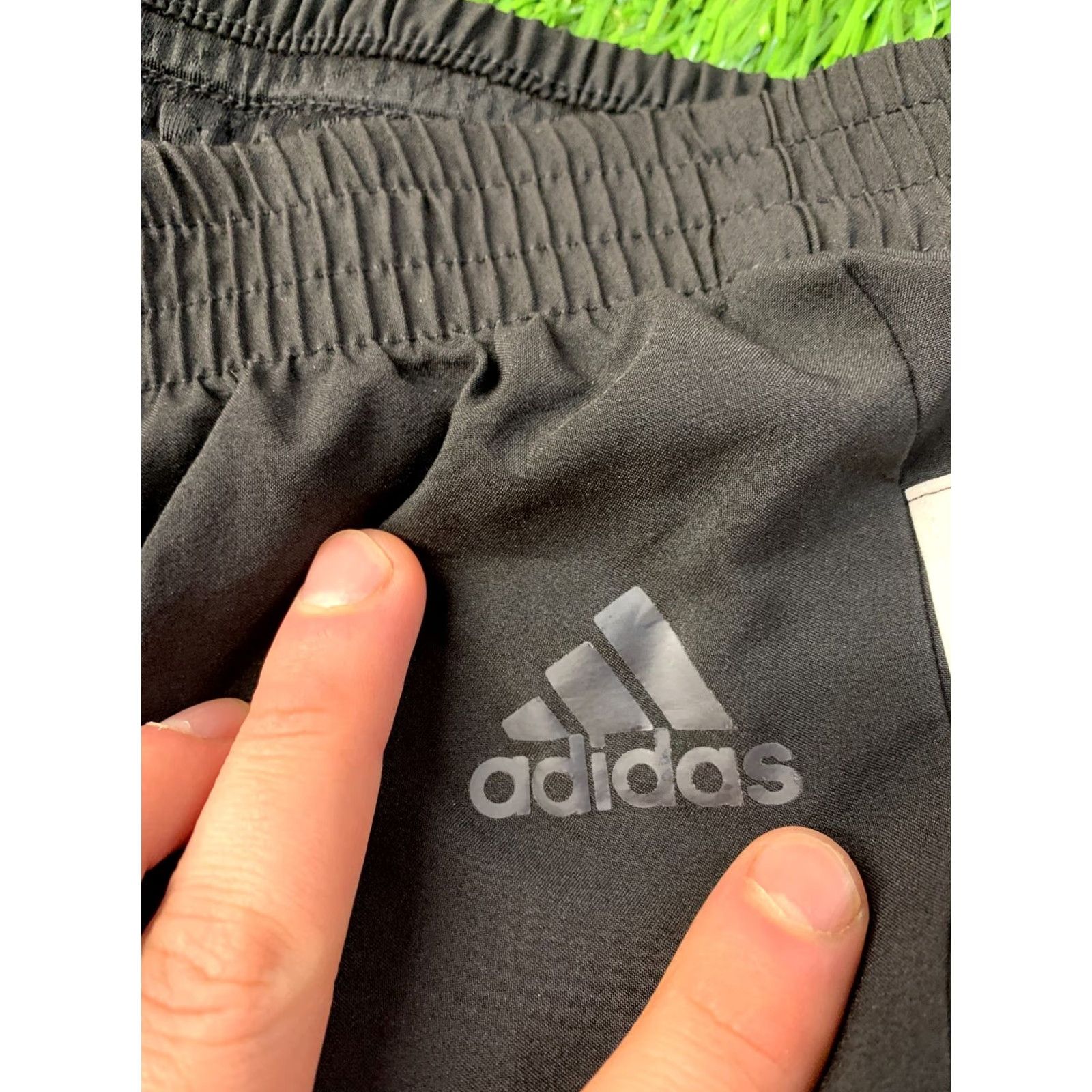 Adidas ADIDAS PERFORMANCE ORIGINAL 2019 MEN RUN SPORT TRAINING SHORTS M Black and White Training Mens Shorts Size US 31 - 2 Thumbnail