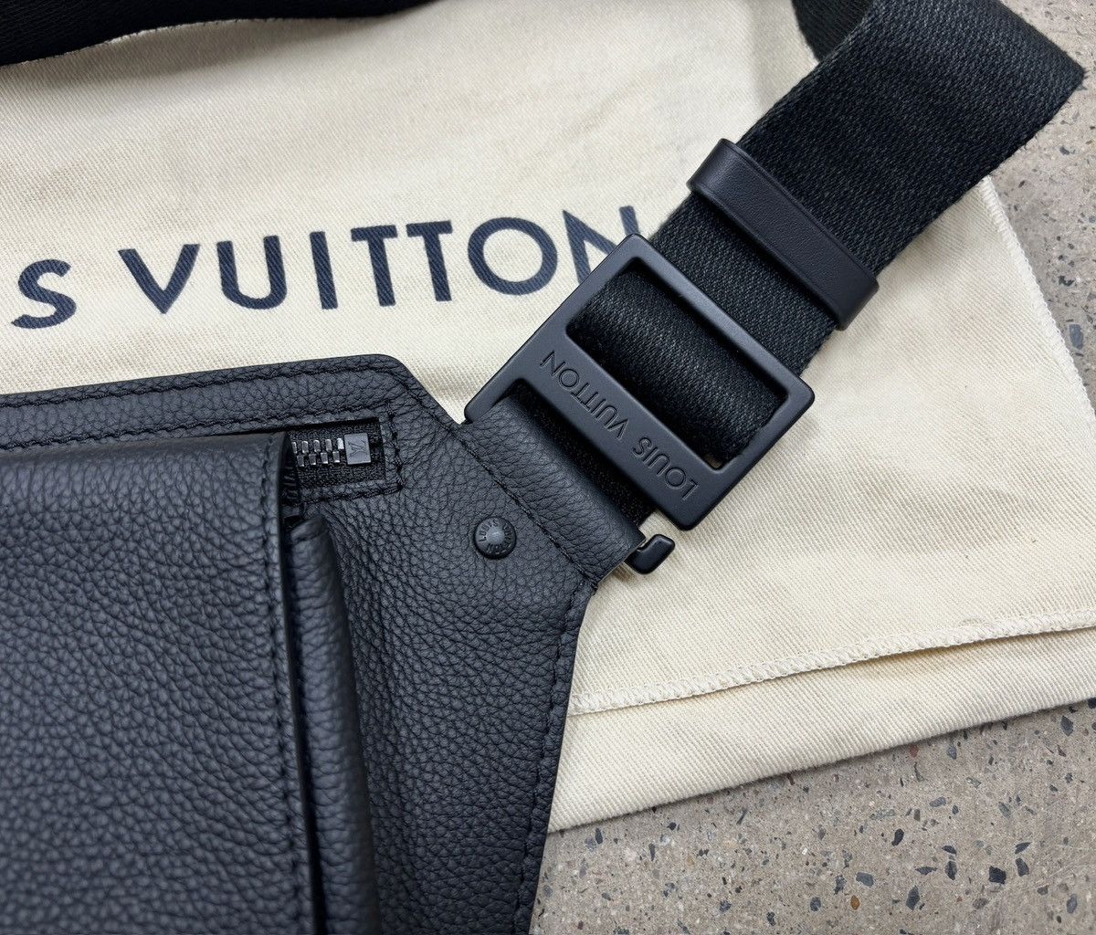 Louis Vuitton LV Louis Vuitton Takeoff Crossbody Aerogram Size ONE SIZE - 6 Thumbnail