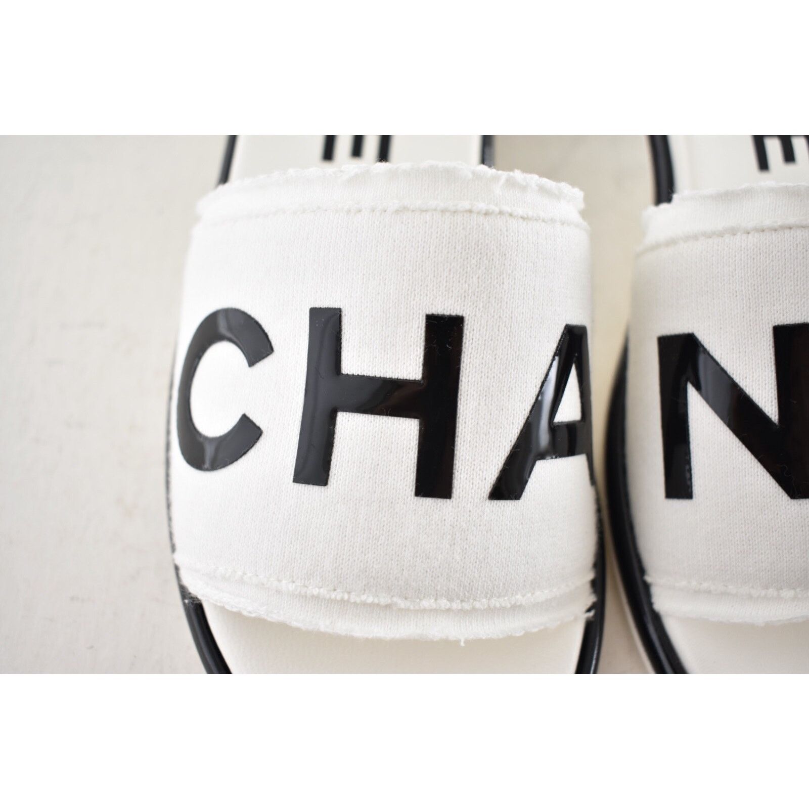 Chanel Chanel 24C White Black CHA NEL Letter Logo Mule Slide Size US 11 / IT 41 - 11 Thumbnail