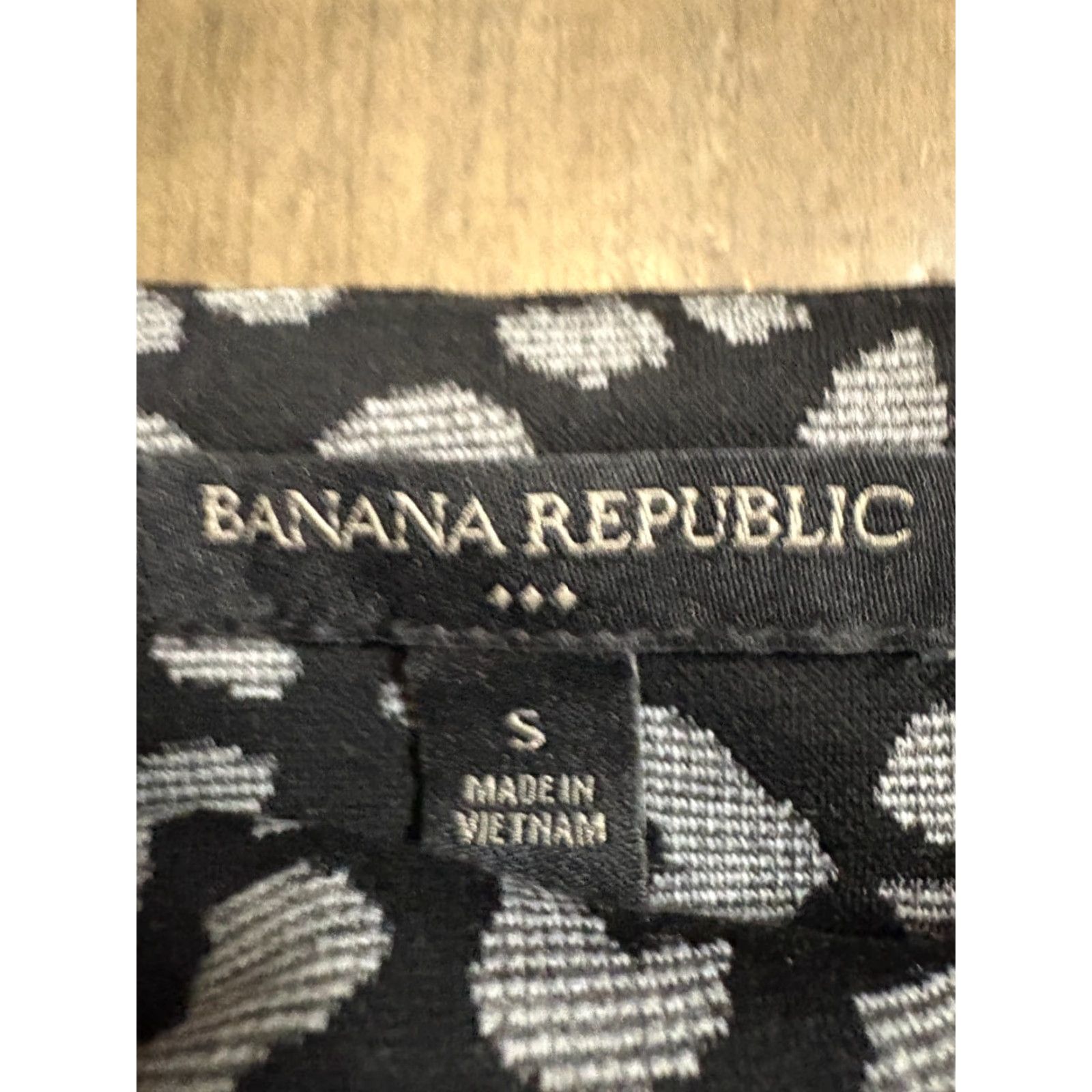 Banana Republic Banana Republic Blouse Shirt Womens Small Black Short Sleeve Crew Neck Button Basic Workwear Blouse S Regular Black Mens? Size S / US 4 / IT 40 - 5 Thumbnail