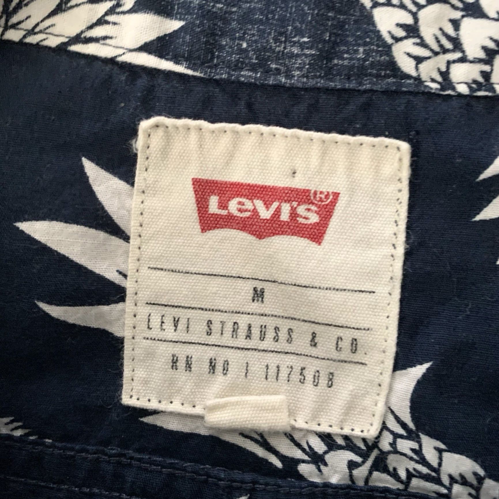 Levi's Levi’s Shirt Mens M Blue Pineapples 100% Cotton Short Sleeve Button Up Hawaiian Tropical Beach Casual Size US M / EU 48-50 / 2 - 2 Thumbnail