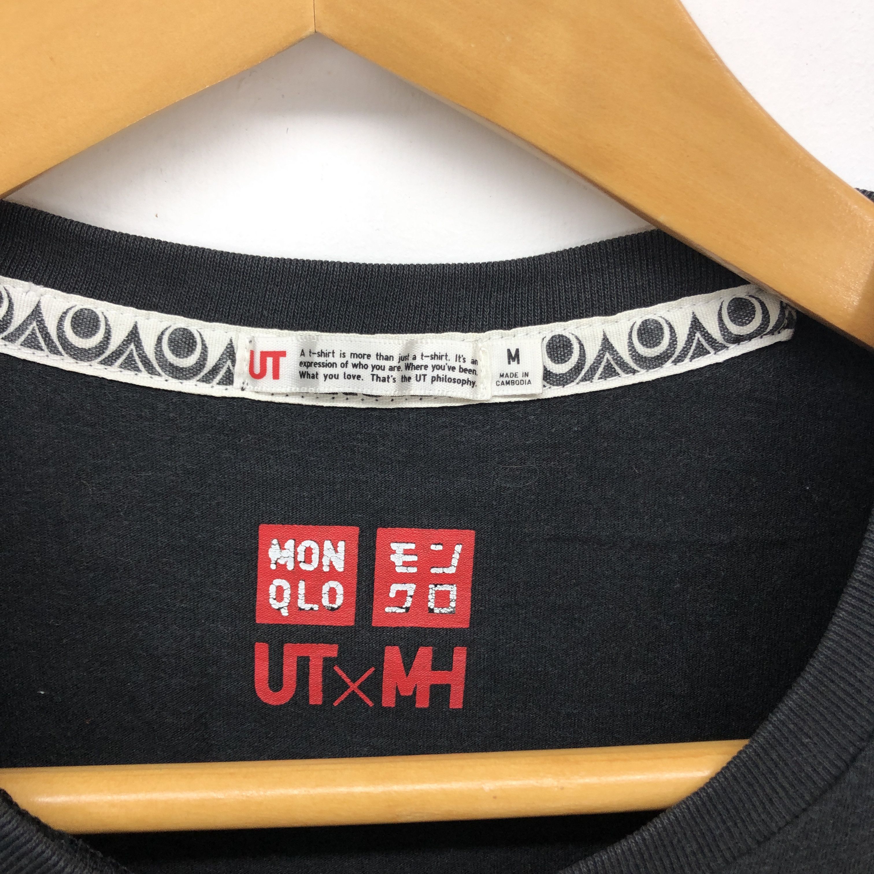 Uniqlo UNIQLO x MONSTER HUNTER T Shirt #1063-37 Size US M / EU 48-50 / 2 - 3 Thumbnail