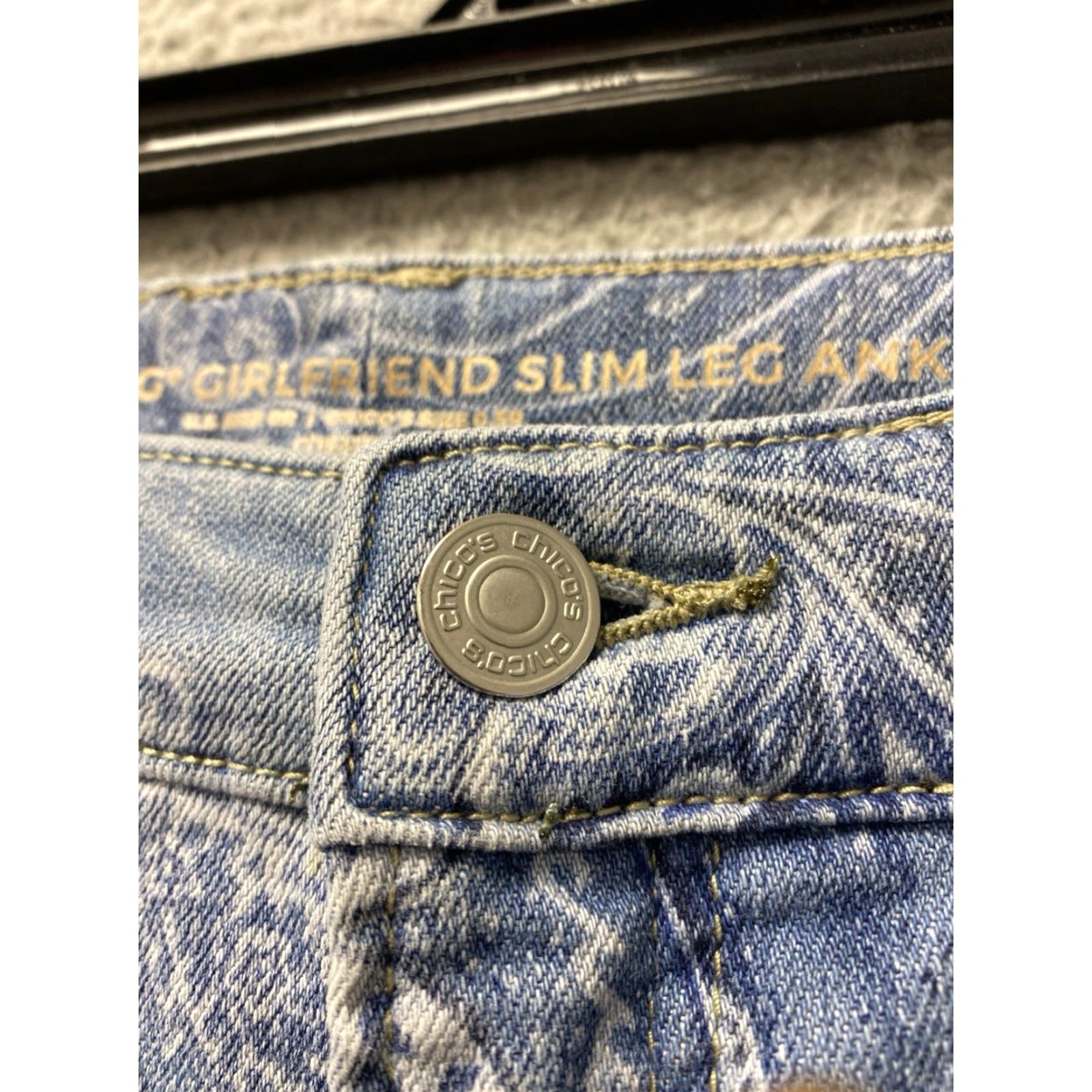Vintage Chico's So Slimming Crop Pants Pants 32x28 Women Slim White & Blue Inseam 28 in Cropped Stretch Slimming Size 35" - 4 Thumbnail