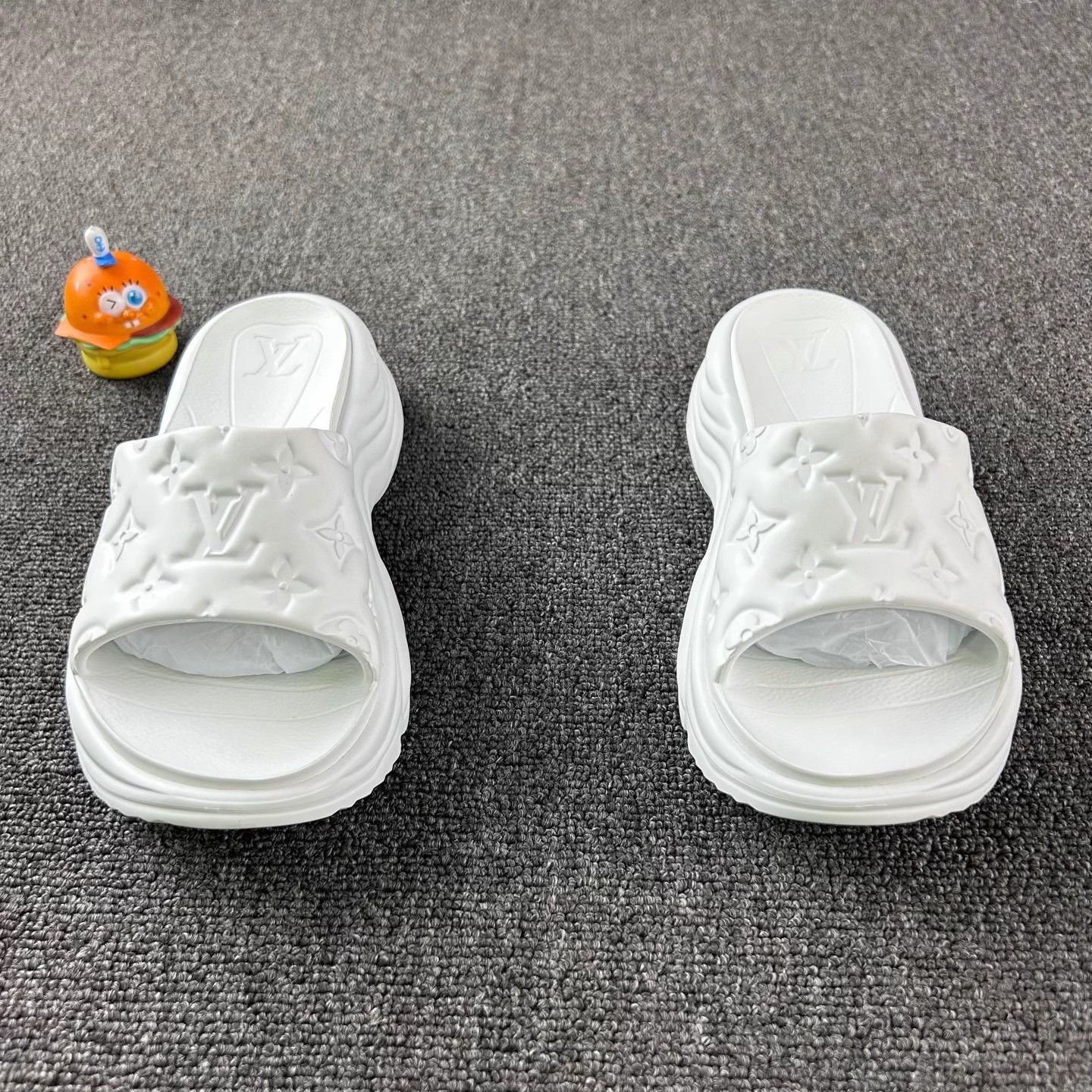 Louis Vuitton LV White Monogram Slippers 35 Size US 4 / IT 34 - 2 Thumbnail