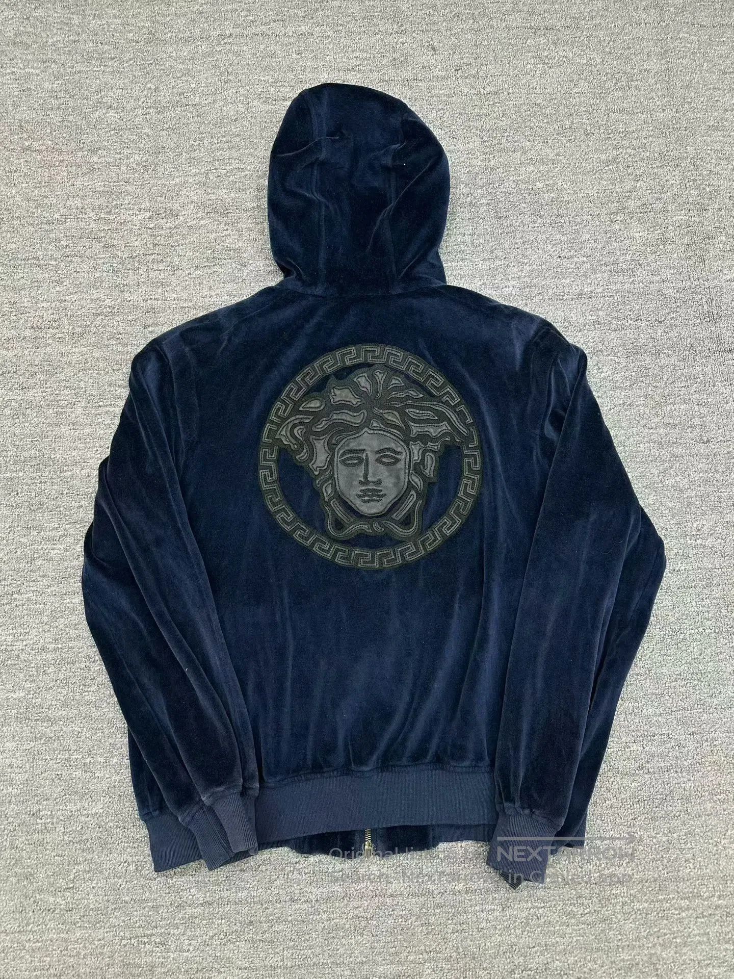 Versace versace velvet medusa hoodie size m. Size US M / EU 48-50 / 2 - 2 Thumbnail