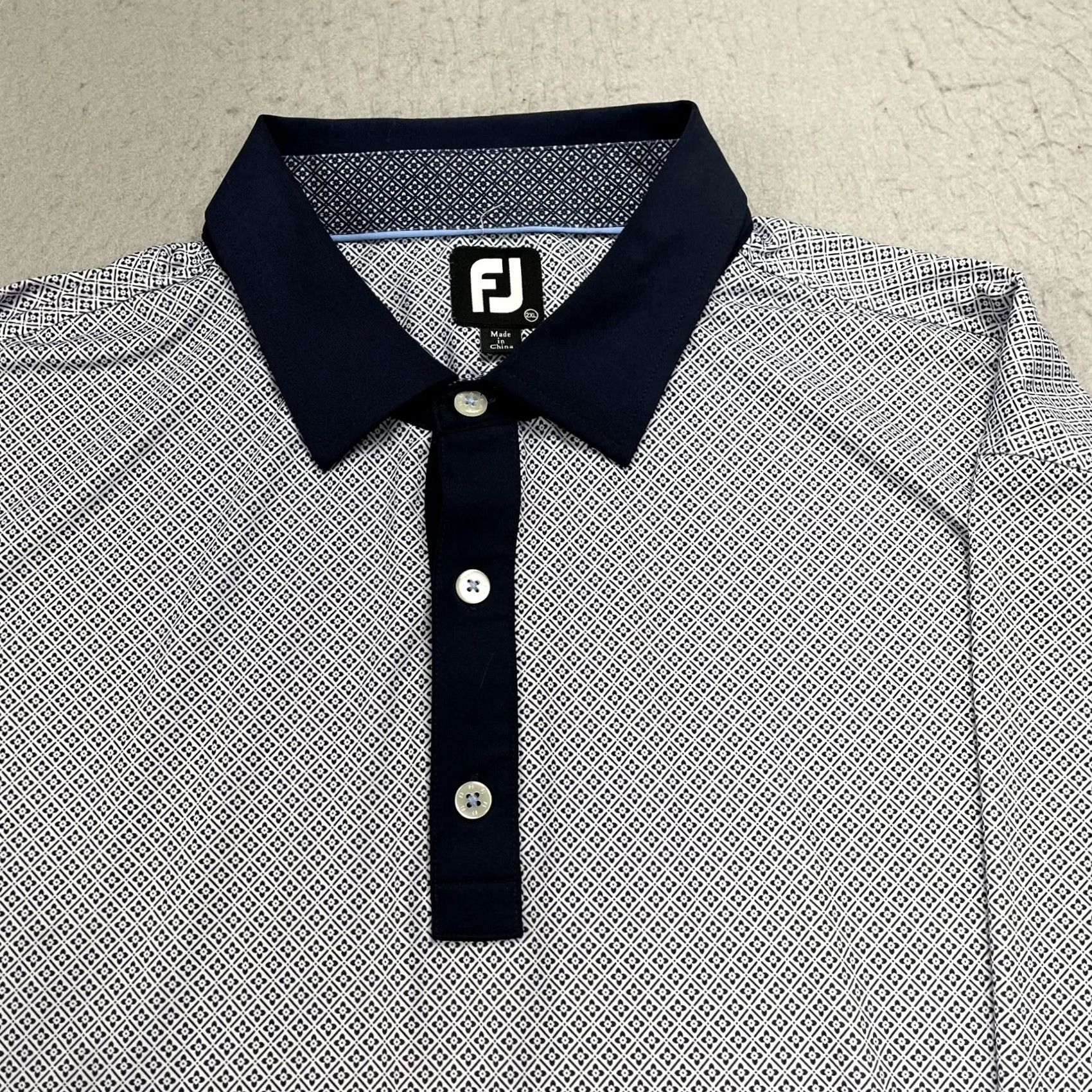 Footjoy FootJoy Polo Shirt Mens 2XL White Logo Breathable Stretch Golf Short Sleeve Collared Regular Fit Summer Casual (Geometric) Size US XXL / EU 58 / 5 - 2 Thumbnail