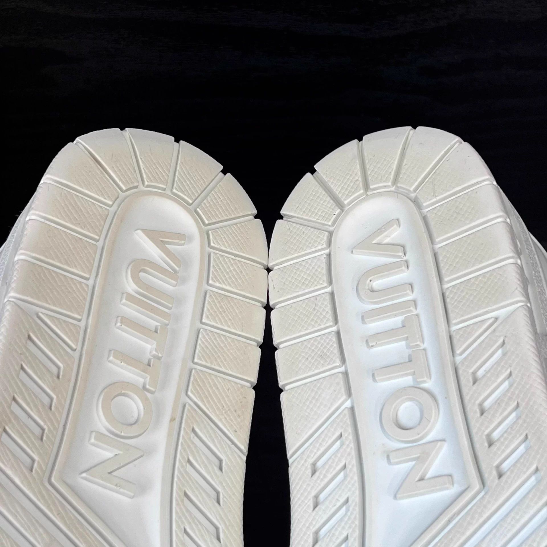 Adidas Trainer size 41 white subtle pattern 95% new