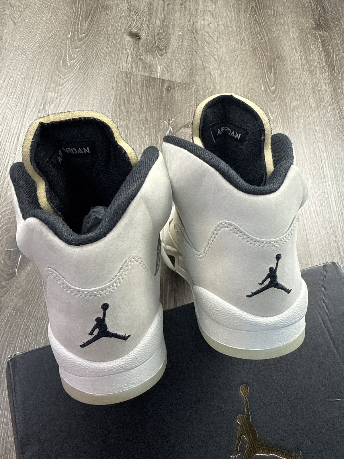 Jordan Brand Air Jordan 5 SE “Sail” GS **PRE-OWNED** Size US 7 / EU 40 - 4 Thumbnail