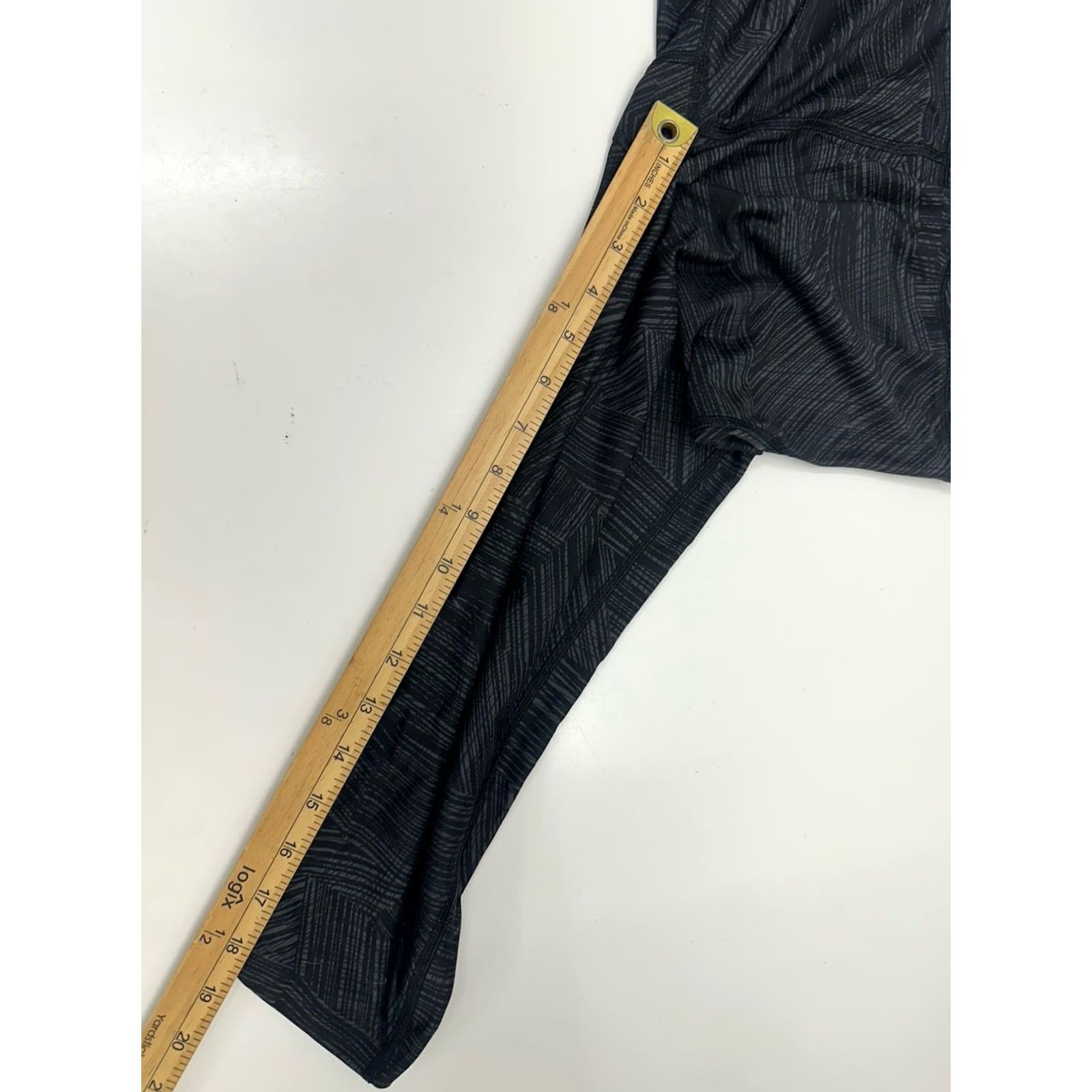 Under Armour Under Armour Womens Capris Size Small Black Grey Compression Legging Heatgear Capris Ladies S Black Grey Compression Legging Heatgear Size 28" / US 6 / IT 42 - 7 Thumbnail