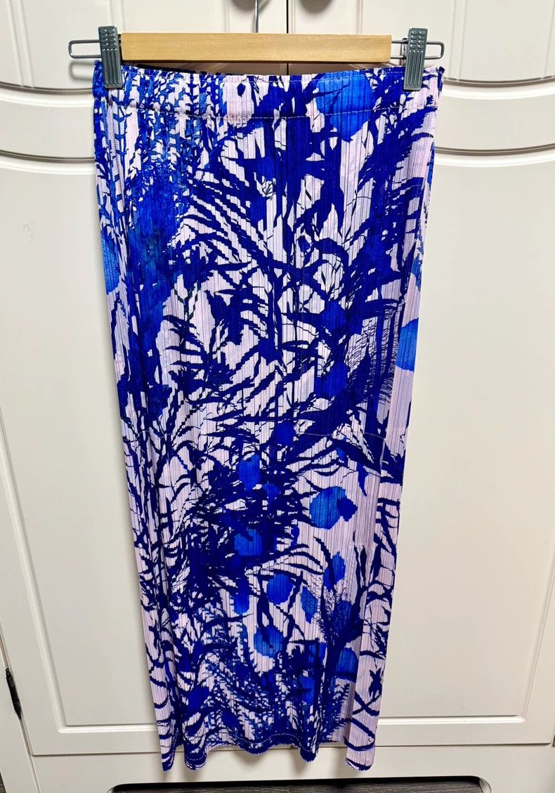 Issey Miyake Issey Miyake size:5 Blue floral skirt Size 31" - 1 Thumbnail