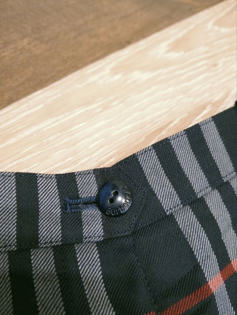 Burberry VINTAGE BURBERRYS NOVA CHECK WOOL SHORTPANTS Size 26" / US 2 / IT 38 - 3 Thumbnail