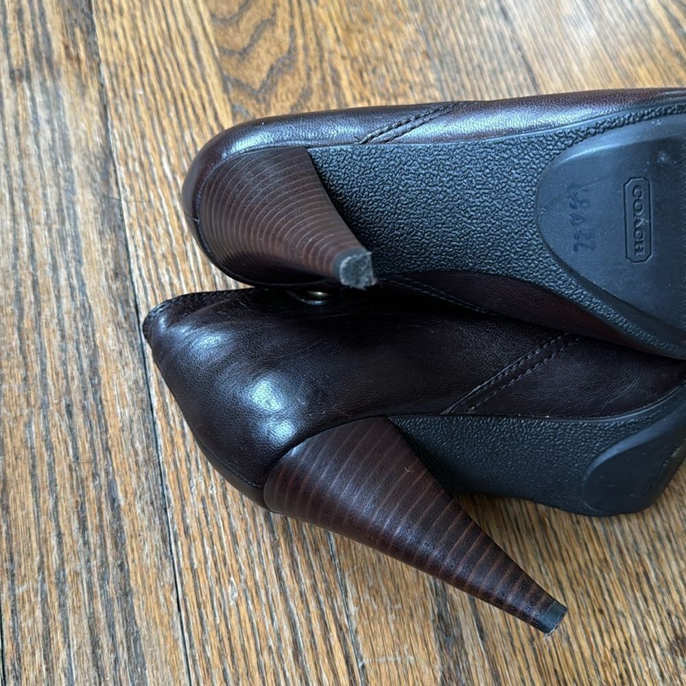Coach Coach Aliza dark brown leather metal logo side tabs heeled Size US 7 / IT 37 - 9 Thumbnail