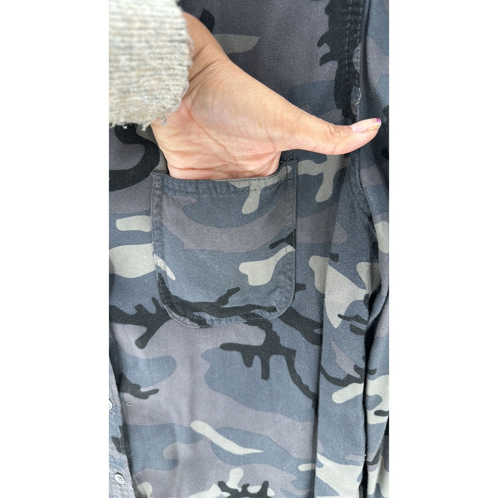 Rock & Republic Rock & Republic sz xl camo Rayon Button Up Shirt High Low Size S / US 4 / IT 40 - 5 Thumbnail