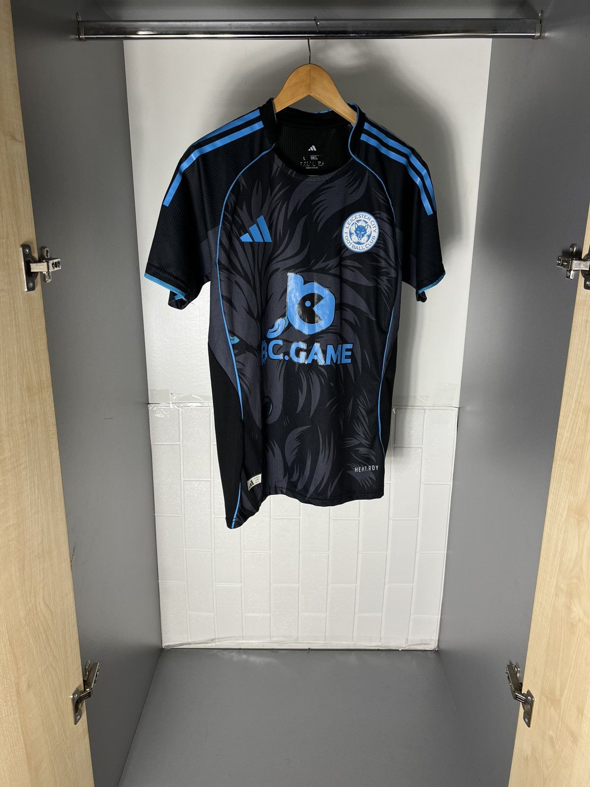 Adidas ADIDAS FC LEICESTER CITY ENGLAND SOCCER JERSEY HOMME 2025 Size US L / EU 52-54 / 3 - 2 Thumbnail