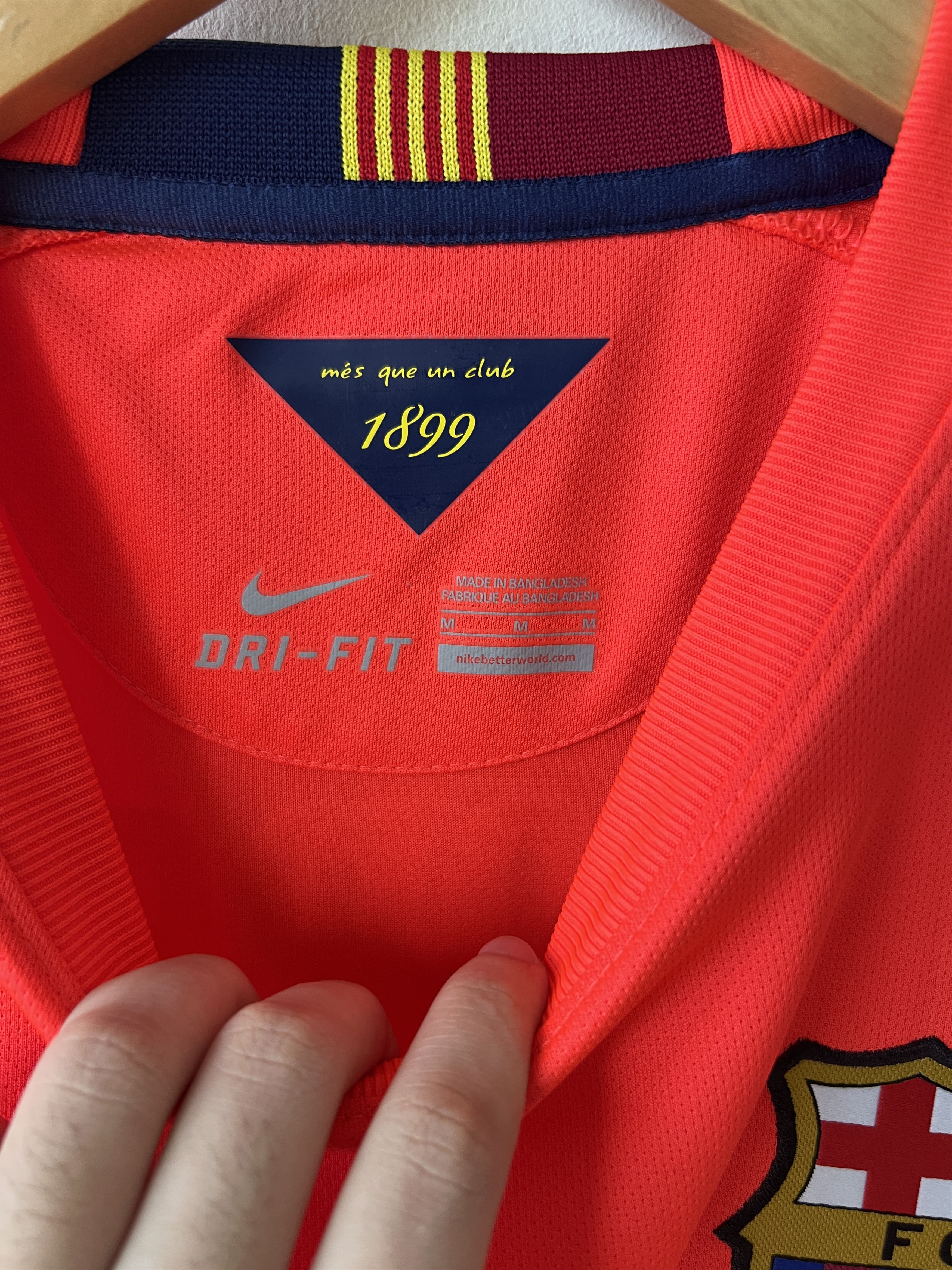 Nike (M) Barcelona 2014-15 Away Shirt Suarez #9 (NEW) Kit Size US M / EU 48-50 / 2 - 3 Thumbnail