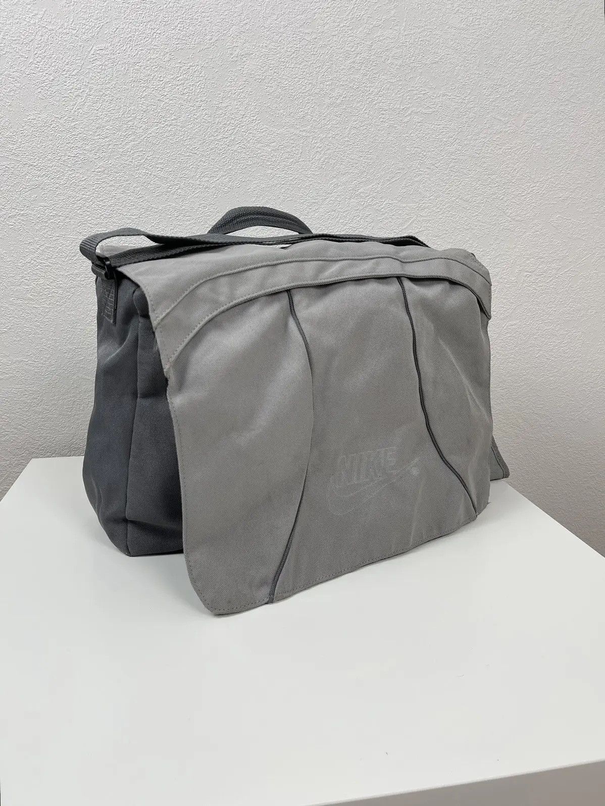 Y2K Nike Messenger Bag Techwear Gorpcore in Grey, Men's