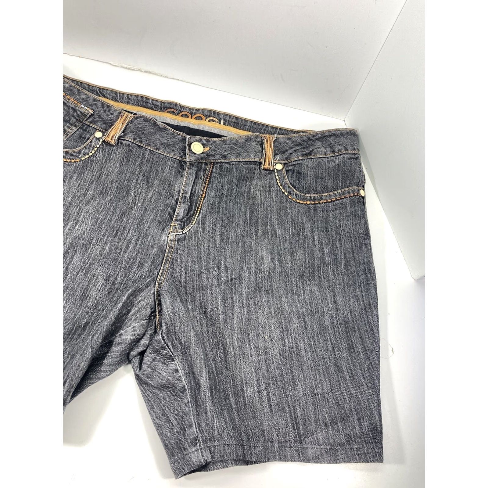 Coogi VINTAGE Coogi Denim Shorts Women 24 Gray Denim Embroidered Logo Hip Hop VTG Size 42" / US 20 - 6 Thumbnail