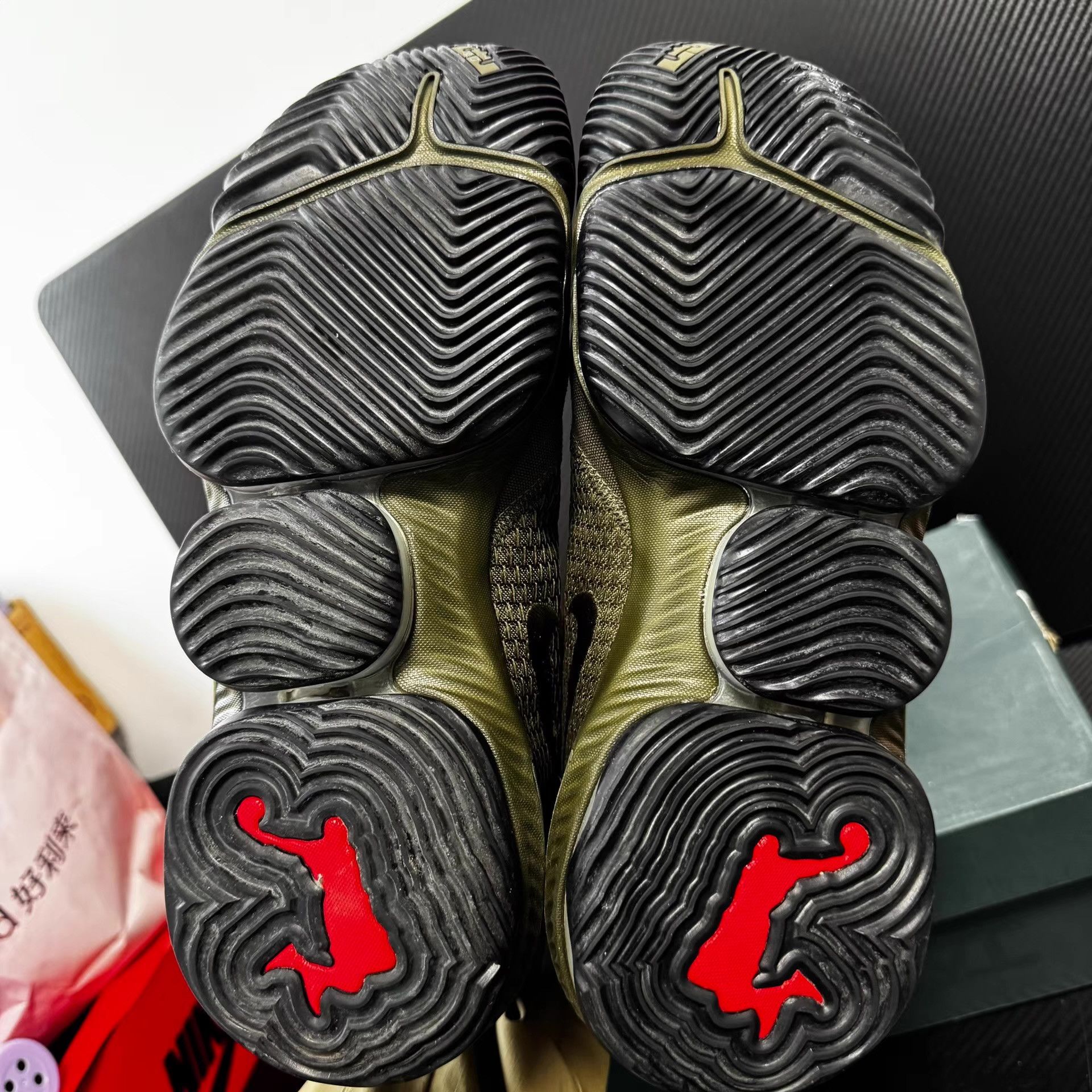 Nike Nike LeBron 16 Low Q11 Size US 9.5 / EU 42-43 - 2 Thumbnail