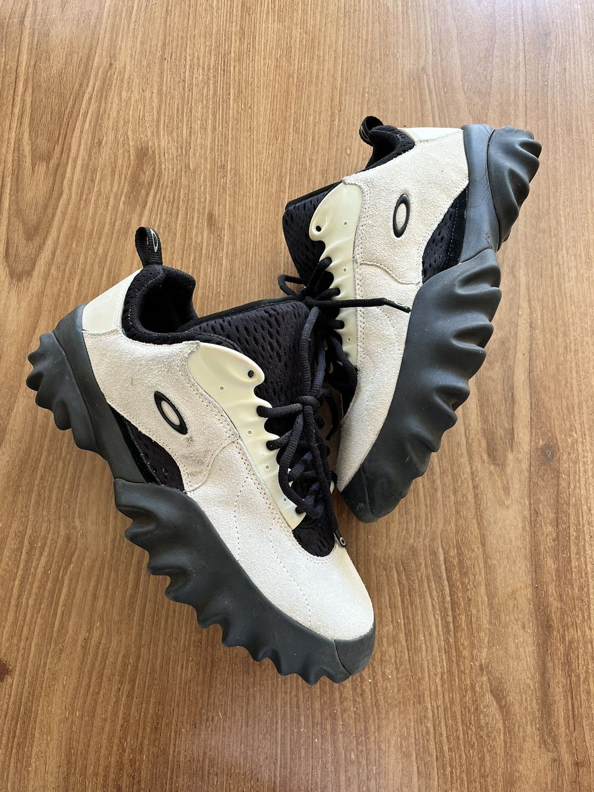 image of Oakley Chopsaw Shoes Braindead White/ Black Size 9 Used, Men's