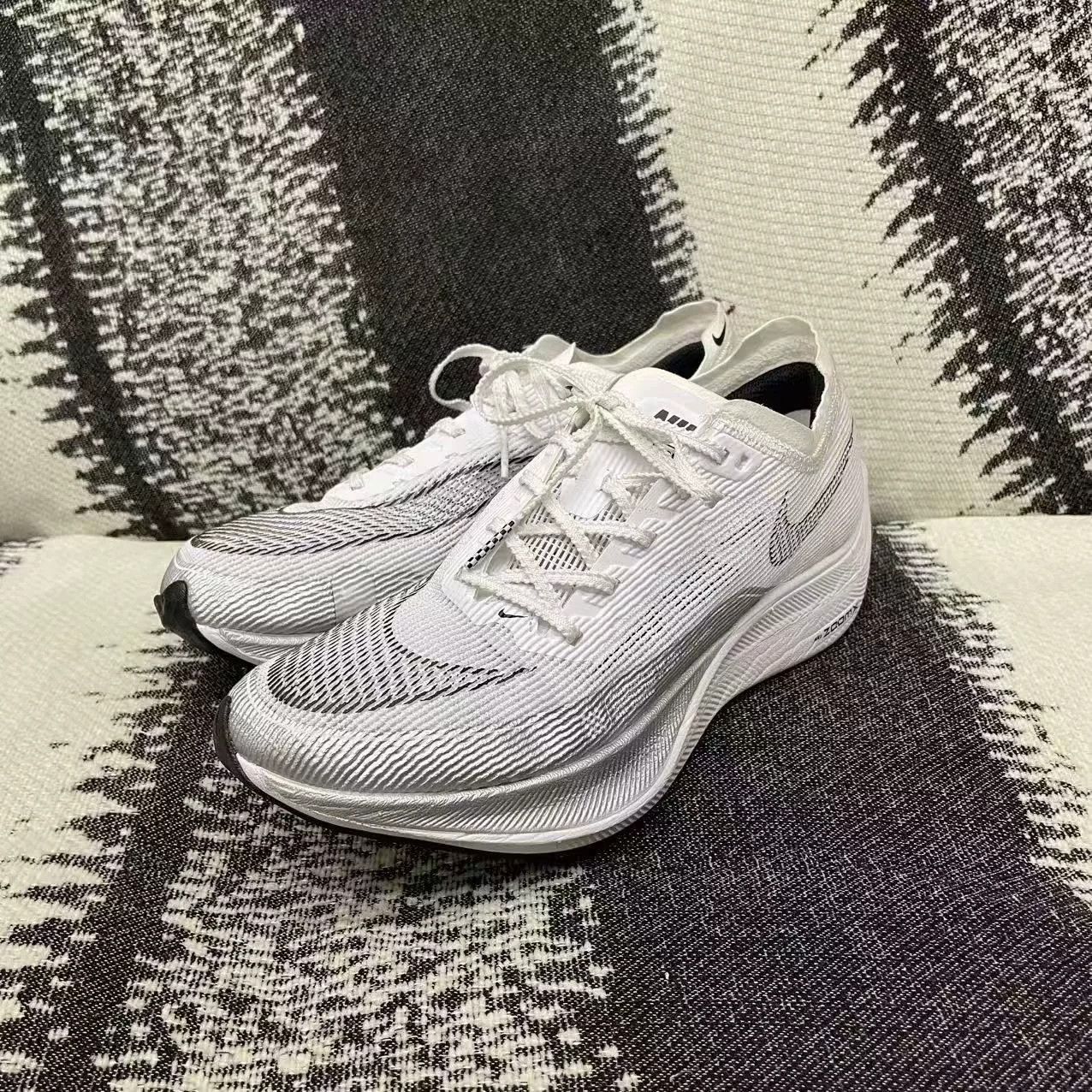 Nike Nike ZOOM White Lowtop Sneakers 5.5 Men Size US 5.5 / EU 38 - 1 Thumbnail