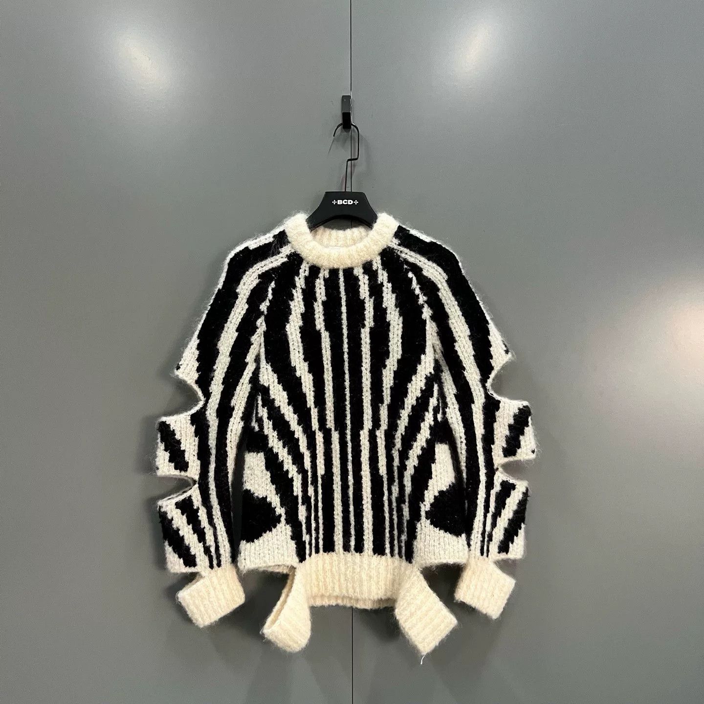Burberry burberry zebra design wool sweater size xs Size XS / US 0-2 / IT 36-38 - 1 Thumbnail