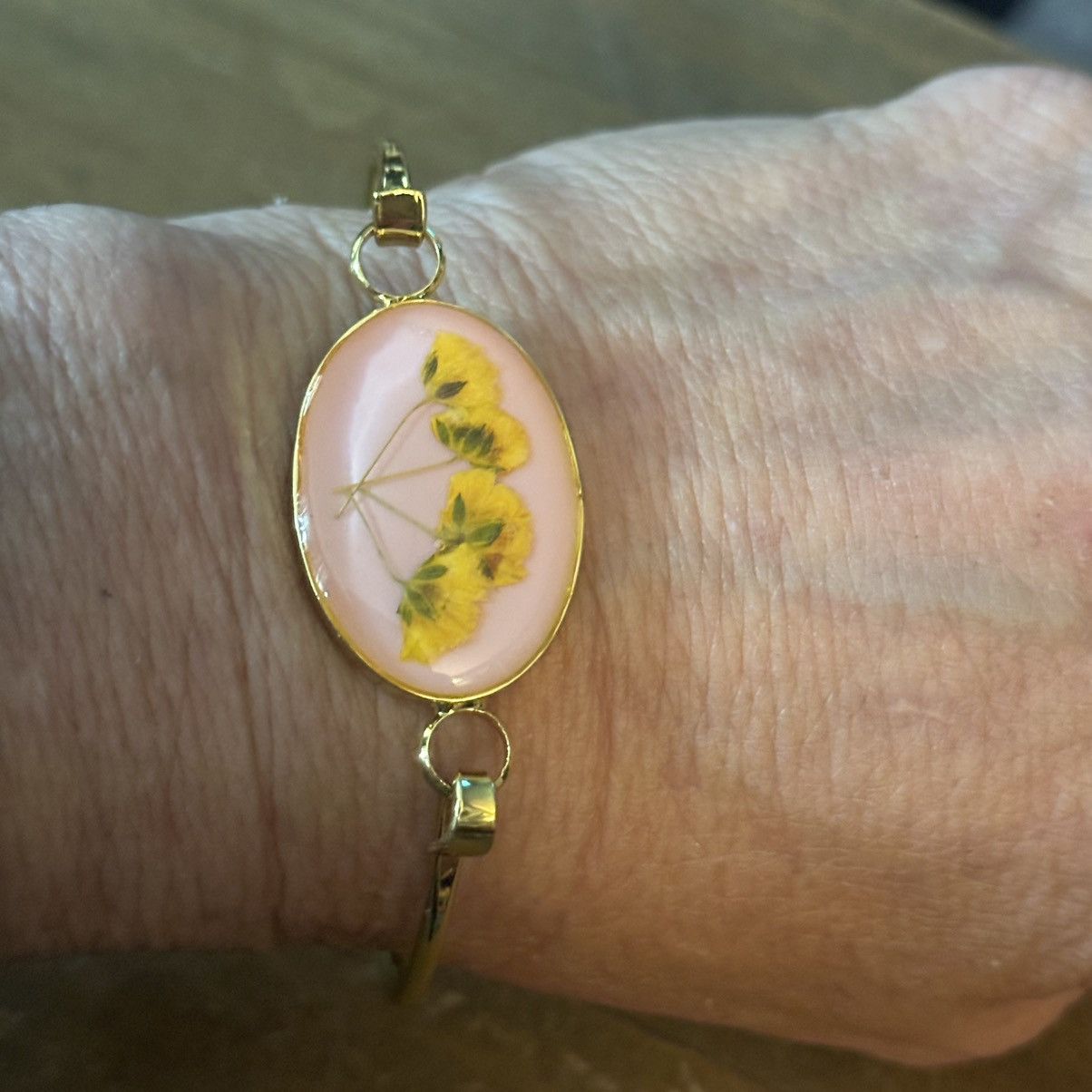 Other Gold tone dried flowers resin hook bangle bracelet Size ONE SIZE - 5 Thumbnail