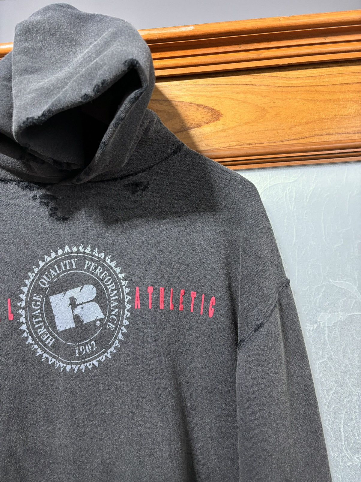 Russell Athletic 90s Thrashed Sun Faded Russell Hoodie Size US L / EU 52-54 / 3 - 11 Thumbnail