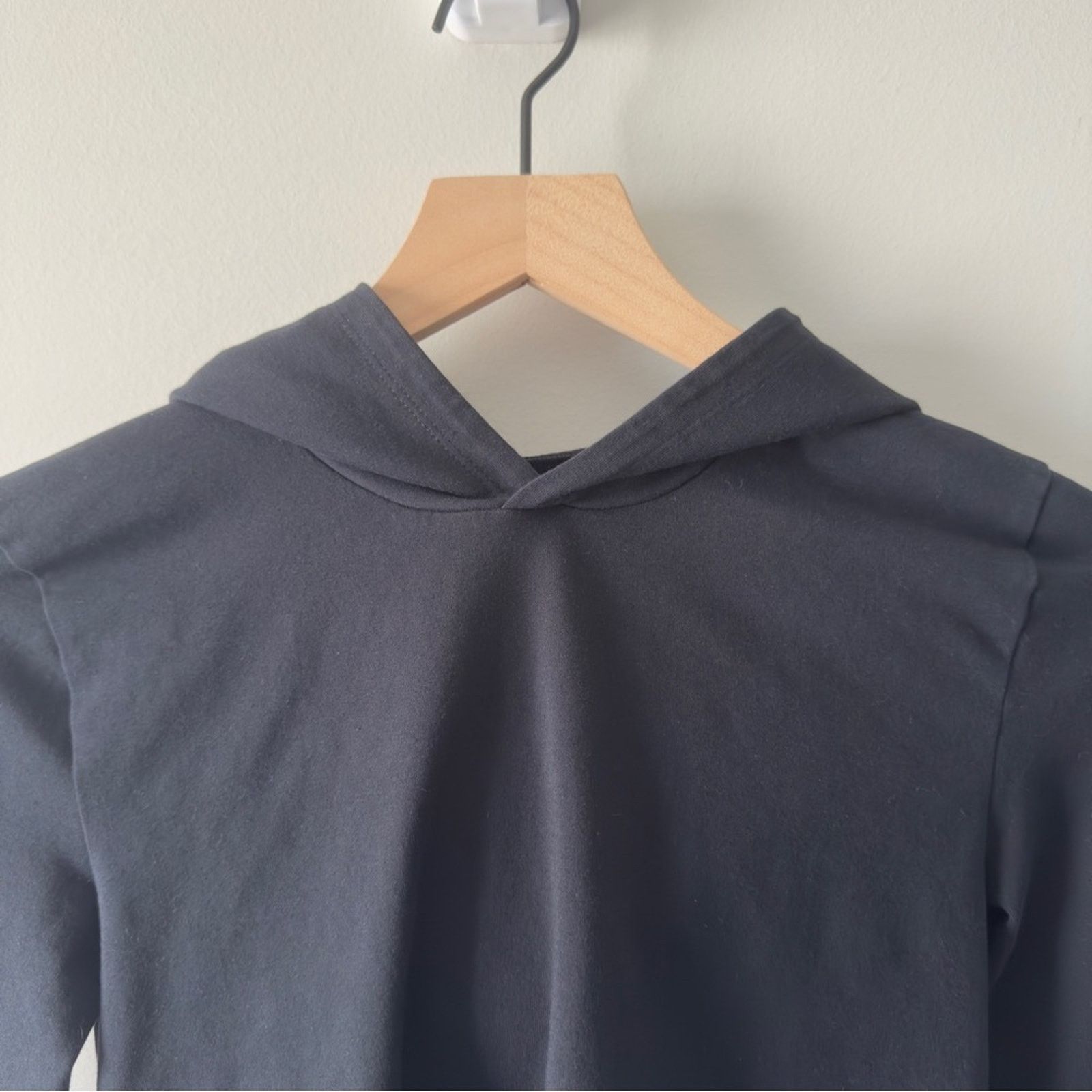 Aritzia Aritzia TNA Fitted Black Hoodie Top Long Sleeve Athleisure S Size S / US 4 / IT 40 - 6 Thumbnail