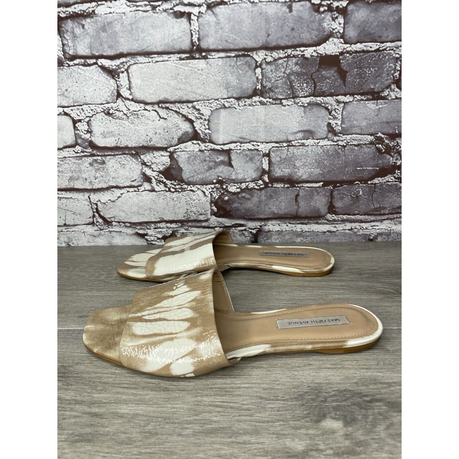 Saks Fifth Avenue Saks Fifth Avenue White Tan Patent Leather Slides Open Toe F Size US 9 / IT 39 - 13 Thumbnail