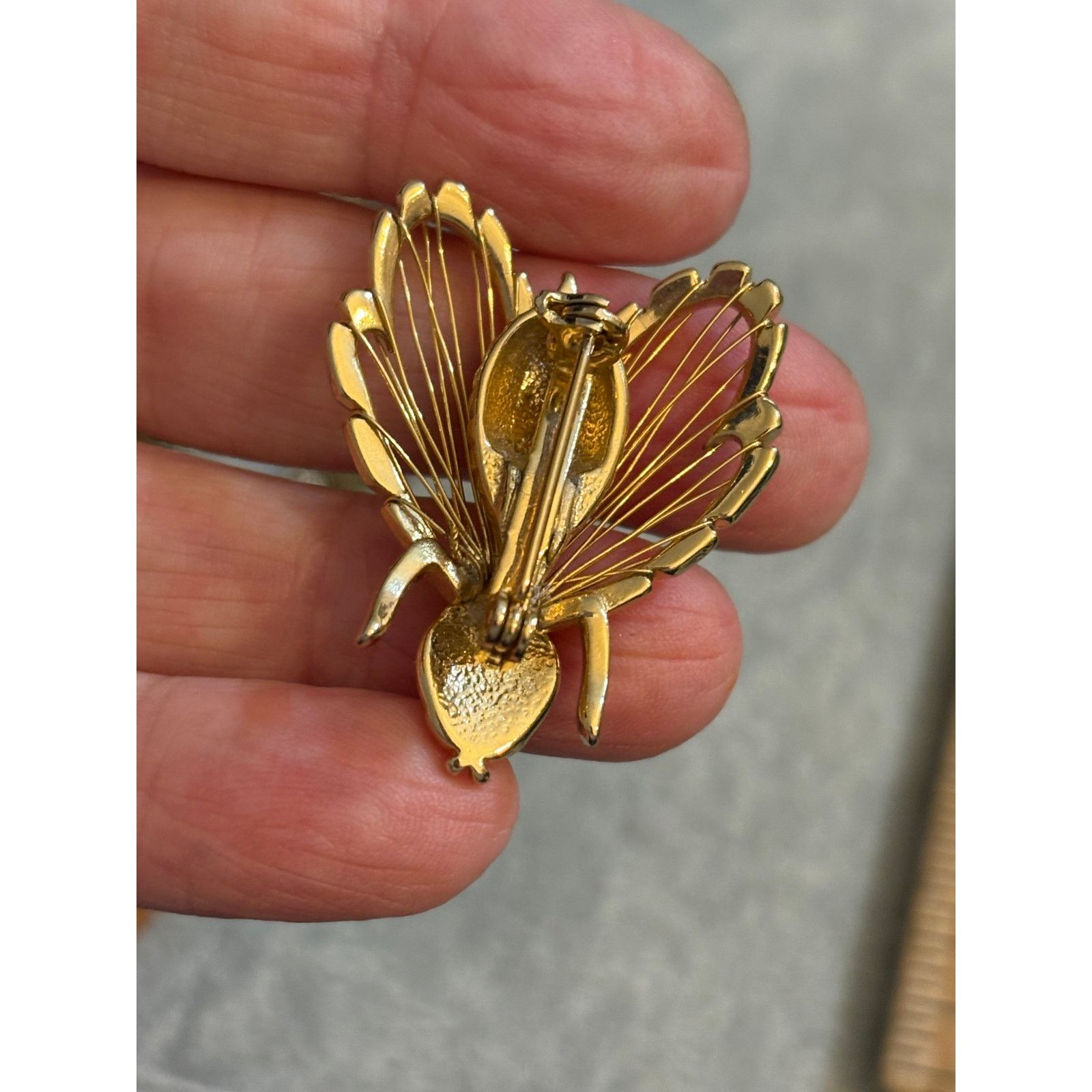 Other Vintage Gold Tone Fly Brooch Openwork Wings Figural Pin Size ONE SIZE - 7 Thumbnail