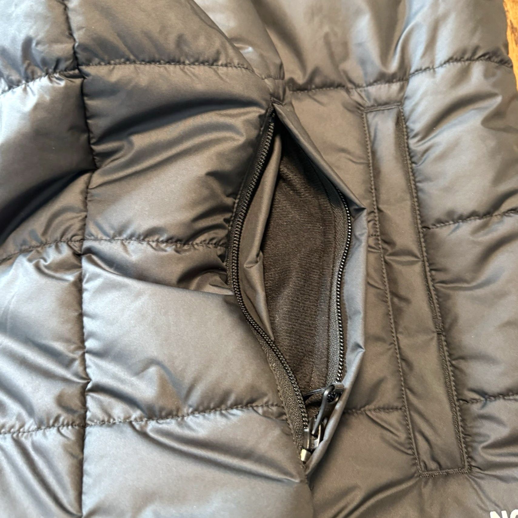 The North Face The North Face Puffer Vest Mens Medium Black Zip Pockets Pittsburgh Pirates MLB Size US M / EU 48-50 / 2 - 5 Thumbnail