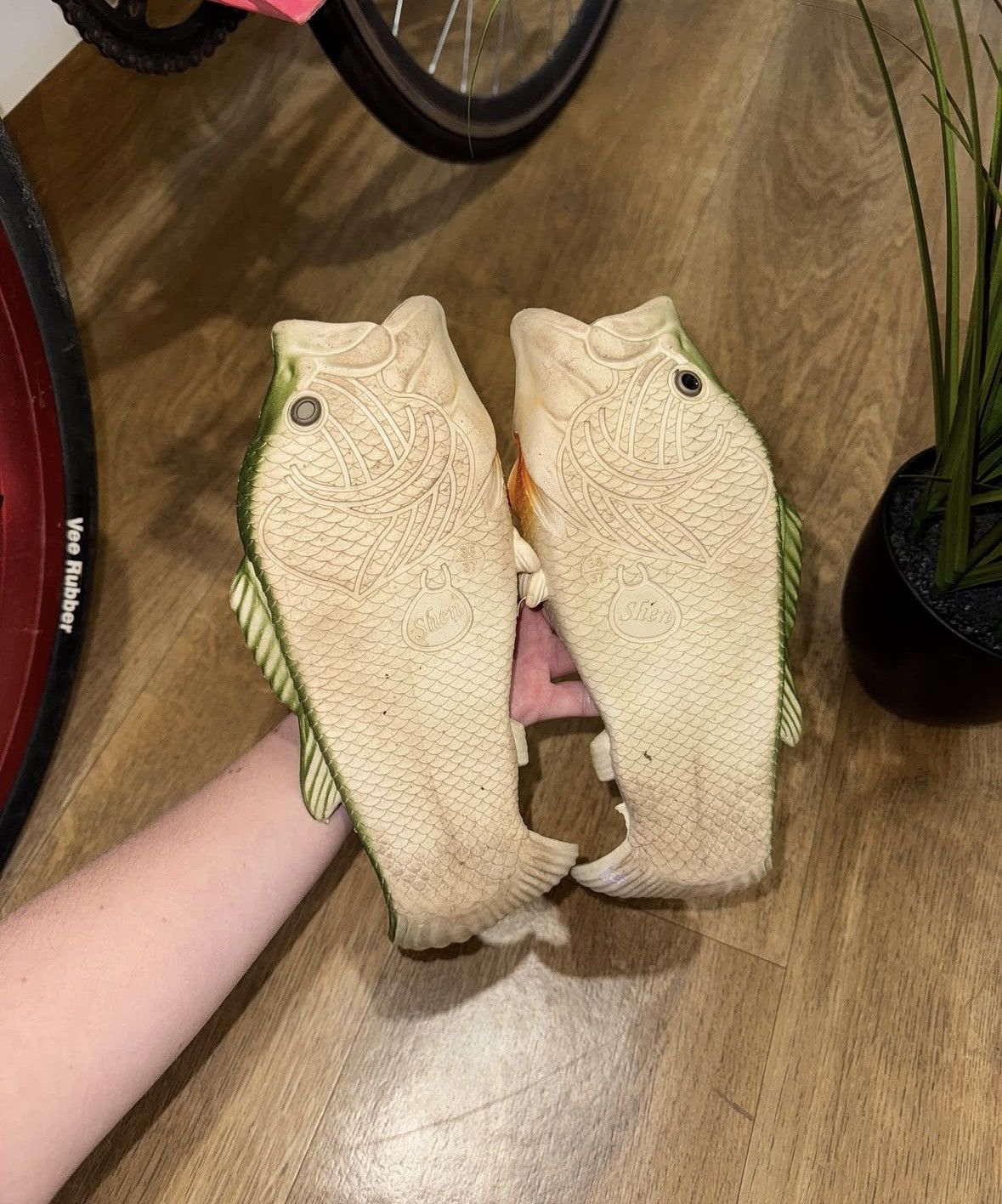 Vintage VINTAGE HUMOR WMNS FISH SLIPPERS Size US 5 / IT 35 - 3 Thumbnail
