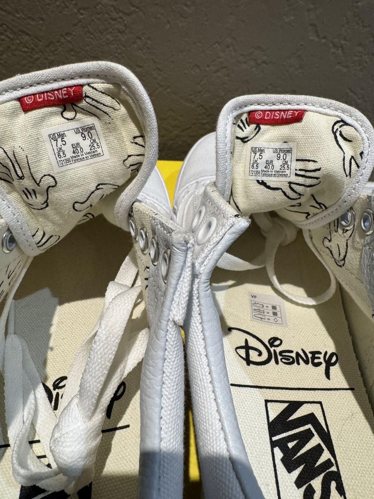 Disney × Vans NEW Disney x Vans 7.5 Men 9 Women White Mickey Old School Size US 7.5 / EU 40-41 - 6 Thumbnail