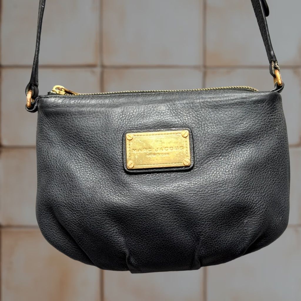 Marc Jacobs Marc Jacobs Black Pebbled Leather Crossbody Bag Gold Logo Plaque Small Jacket? Size ONE SIZE - 1 Thumbnail