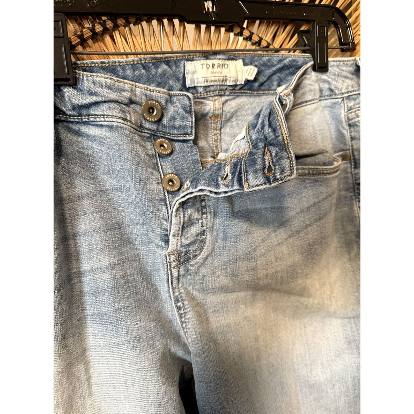 Torrid Torrid Girlfriend Crop Jeans 16 Light Wash EUC Womens Jeans Crop Blue 90s? Size 38" / US 16 / IT 52 - 8 Thumbnail