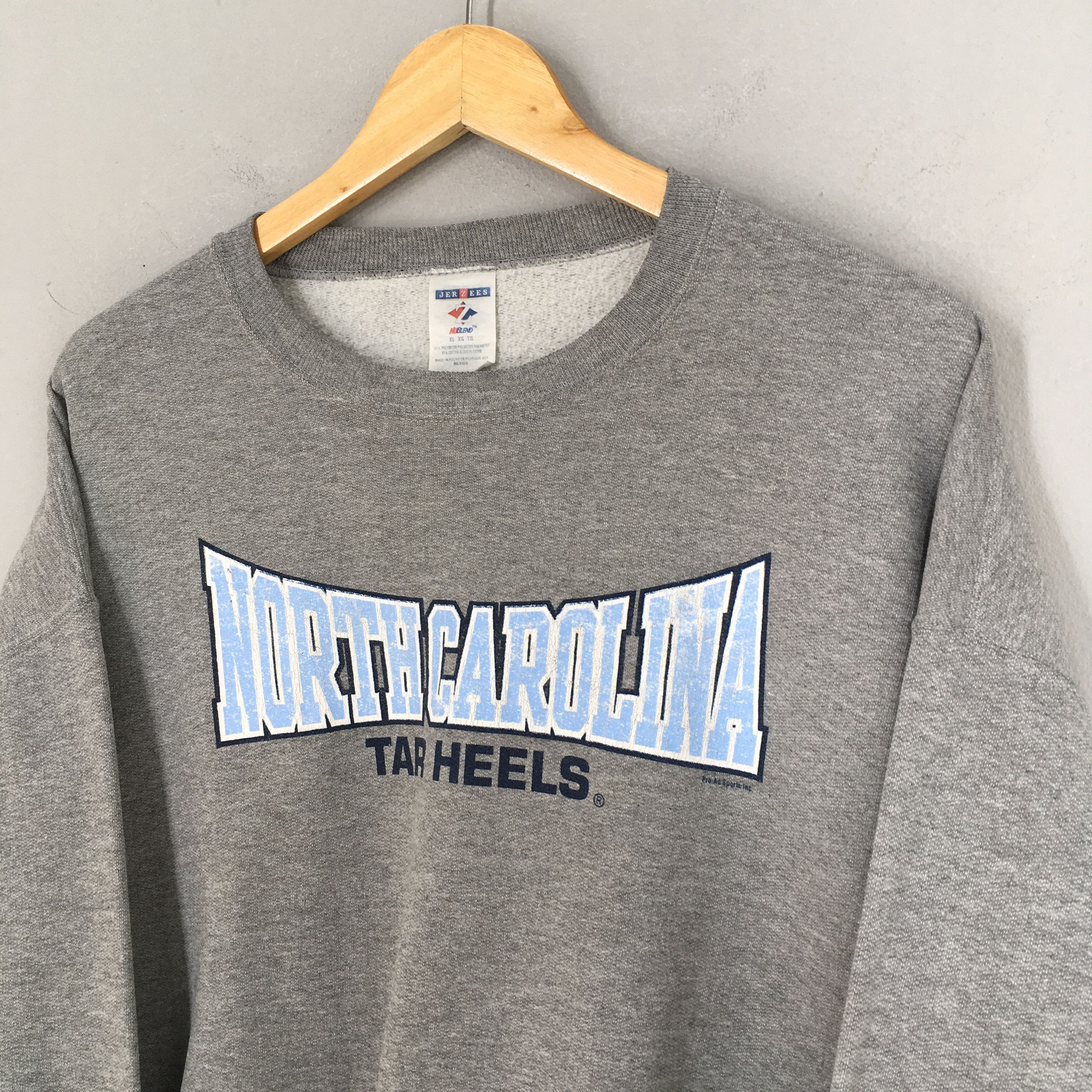 Jerzees North Carolina Tar Heels Basketball Sweatshirt XLarge Size US XL / EU 56 / 4 - 3 Thumbnail