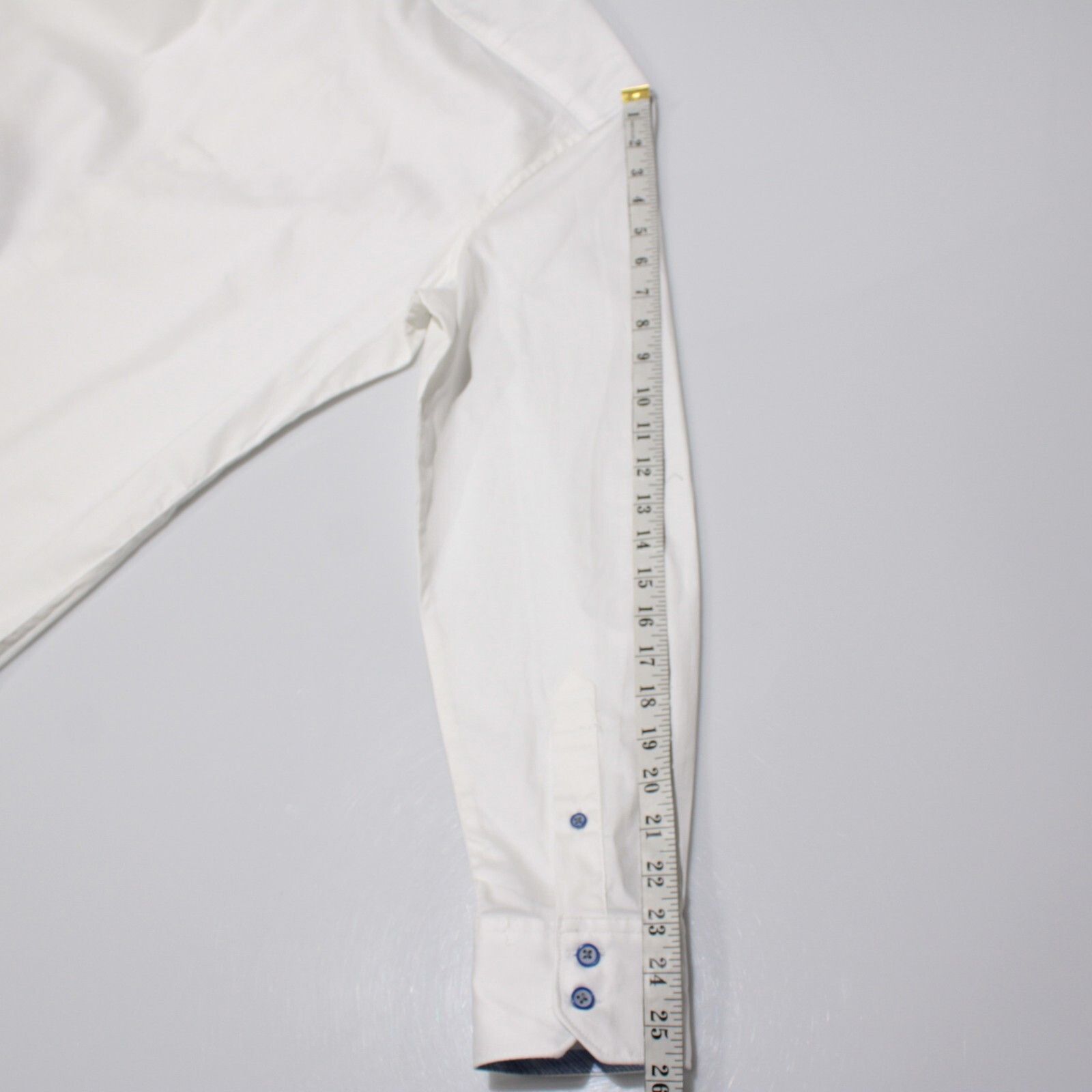 Robert Graham Robert Graham New with tags Shirt Size M US In White Size US M / EU 48-50 / 2 - 5 Thumbnail