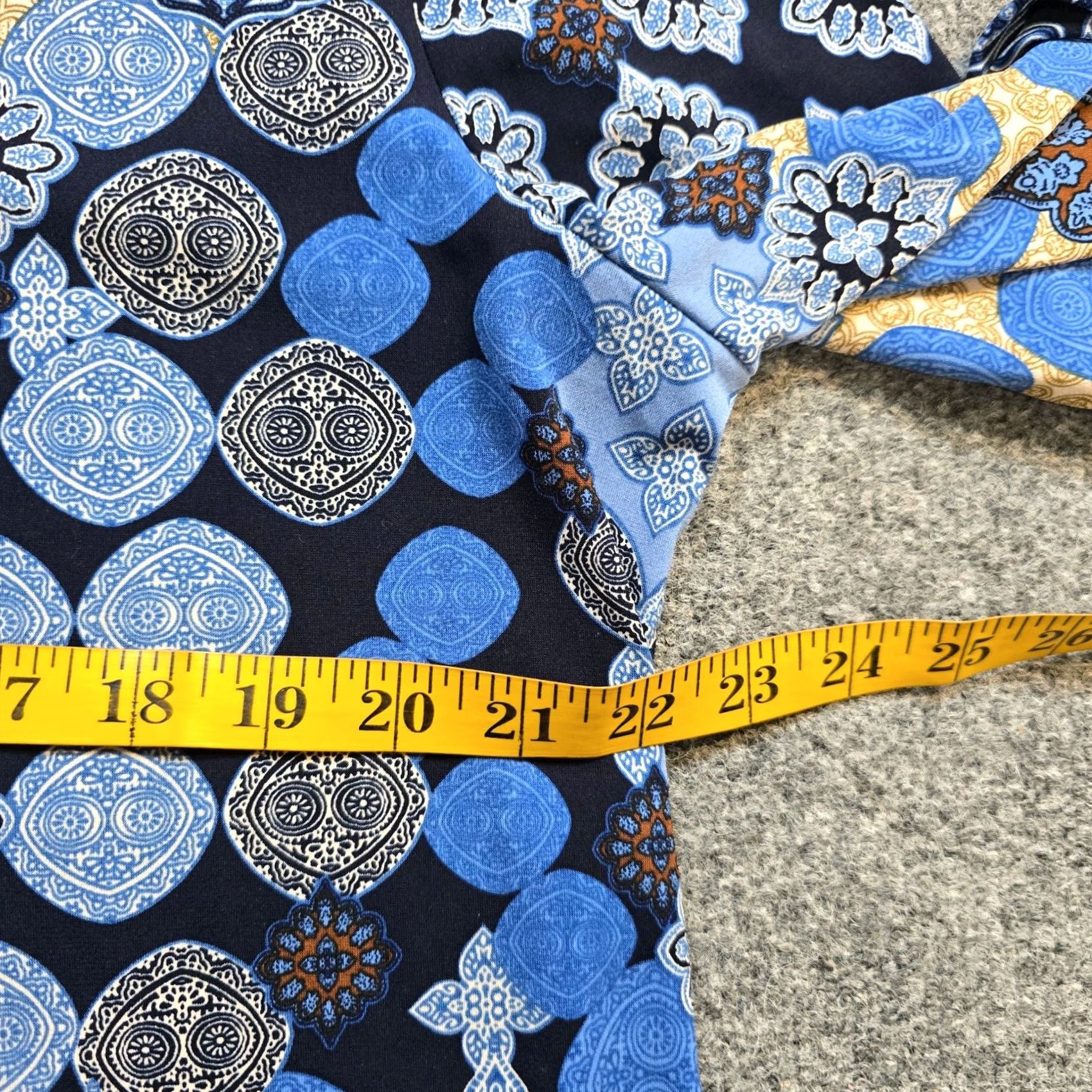 Vintage Chicos Top Womens Size XL Blue Patchwork Mosaic V Neck 3/4 Sleeve Career Casual Blouse Shirt Womens XL Blue Patchwork Mosaic V-Neck 3/4 Sleeve Glass? Size XL / US 12-14 / IT 48-50 - 5 Thumbnail