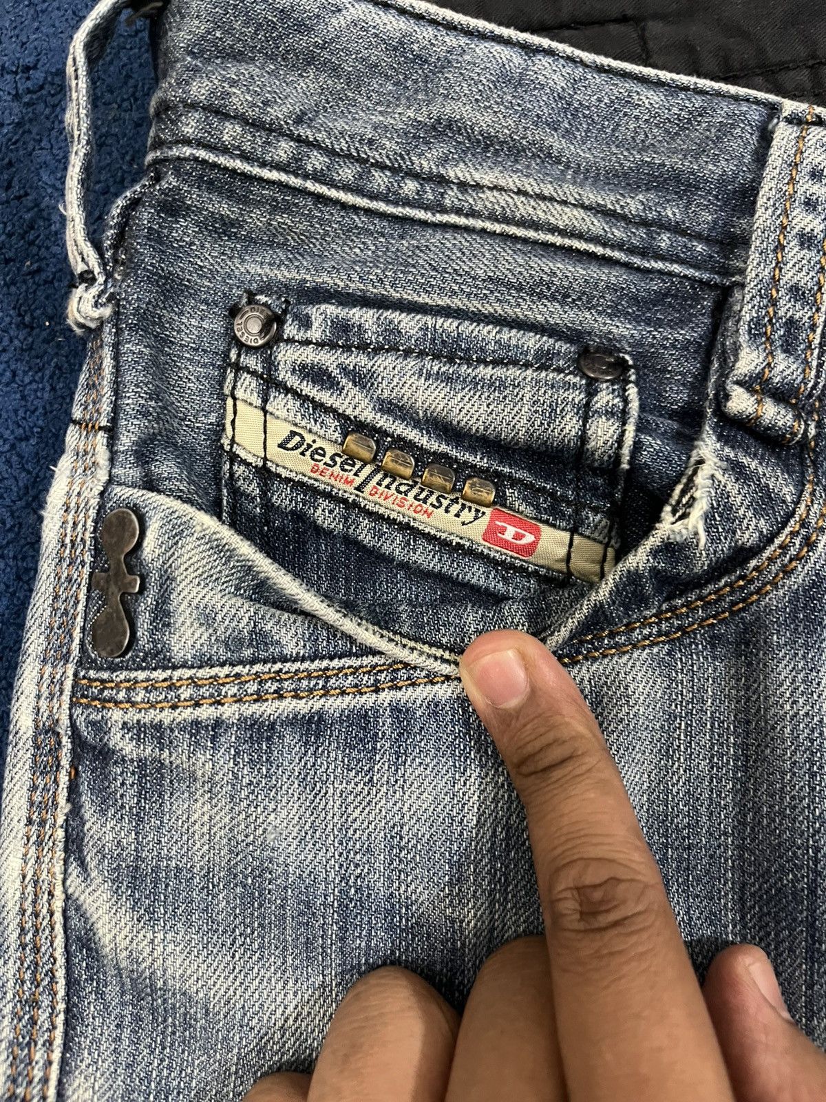 Diesel × Diesel Black Gold Vintage Diesel Embroidded Distressed Denim Size US 31 - 10 Thumbnail