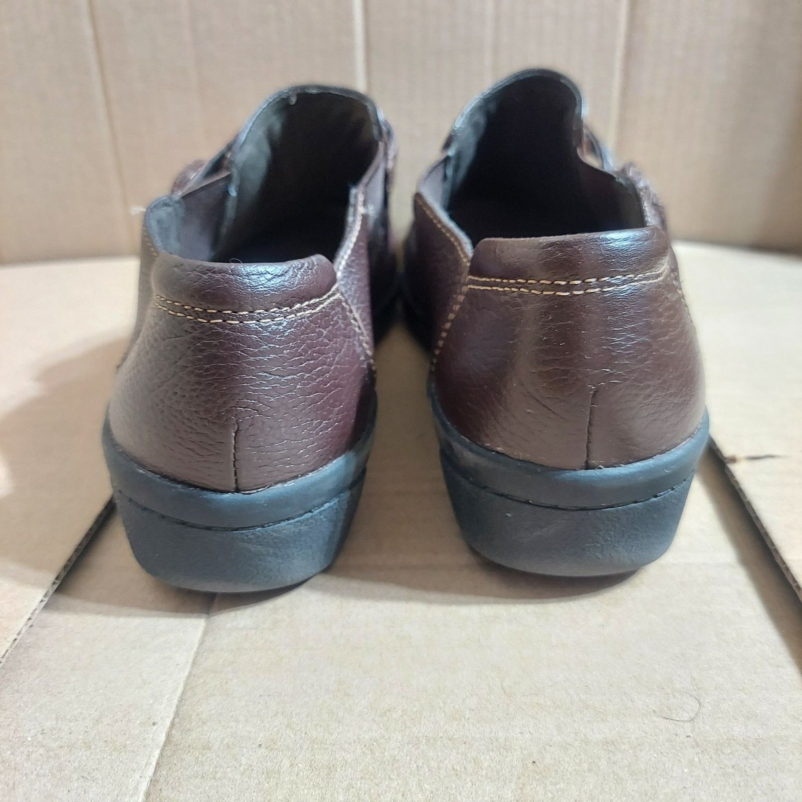 Clarks Clarks Women's US 9 M Brown Leather Slip On Loafers EUC Size US 9 / IT 39 - 4 Thumbnail