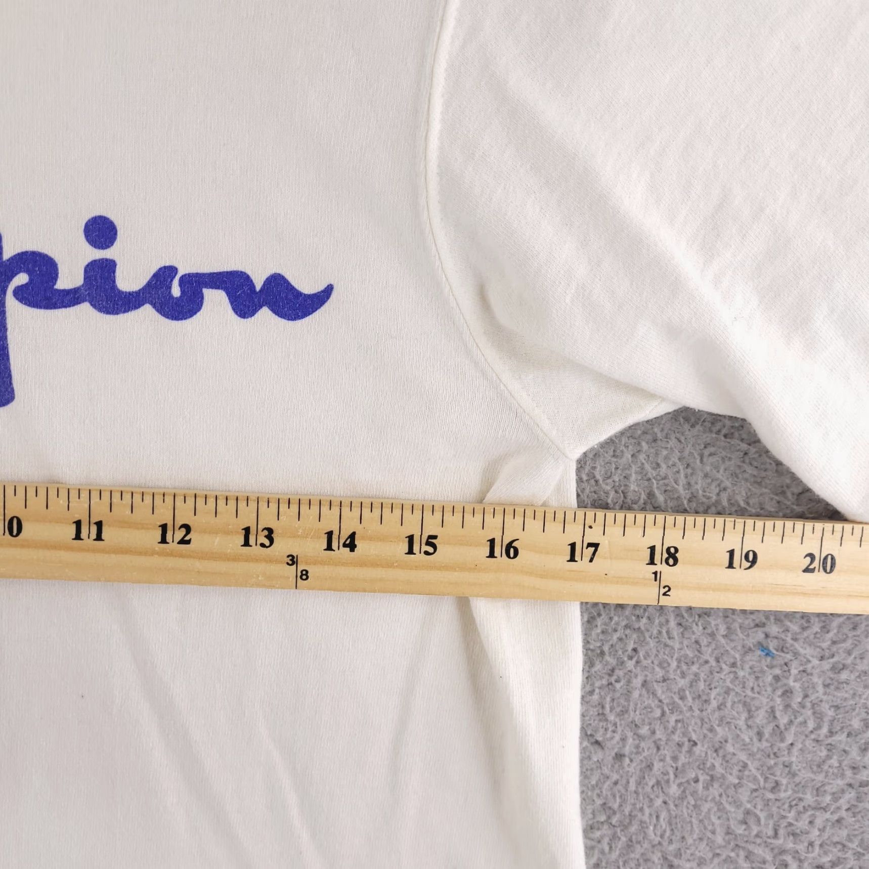 Champion VINTAGE Champion Shirt Mens Small White Crewneck Short sleeve Script Spellout Logo Size US S / EU 44-46 / 1 - 7 Thumbnail
