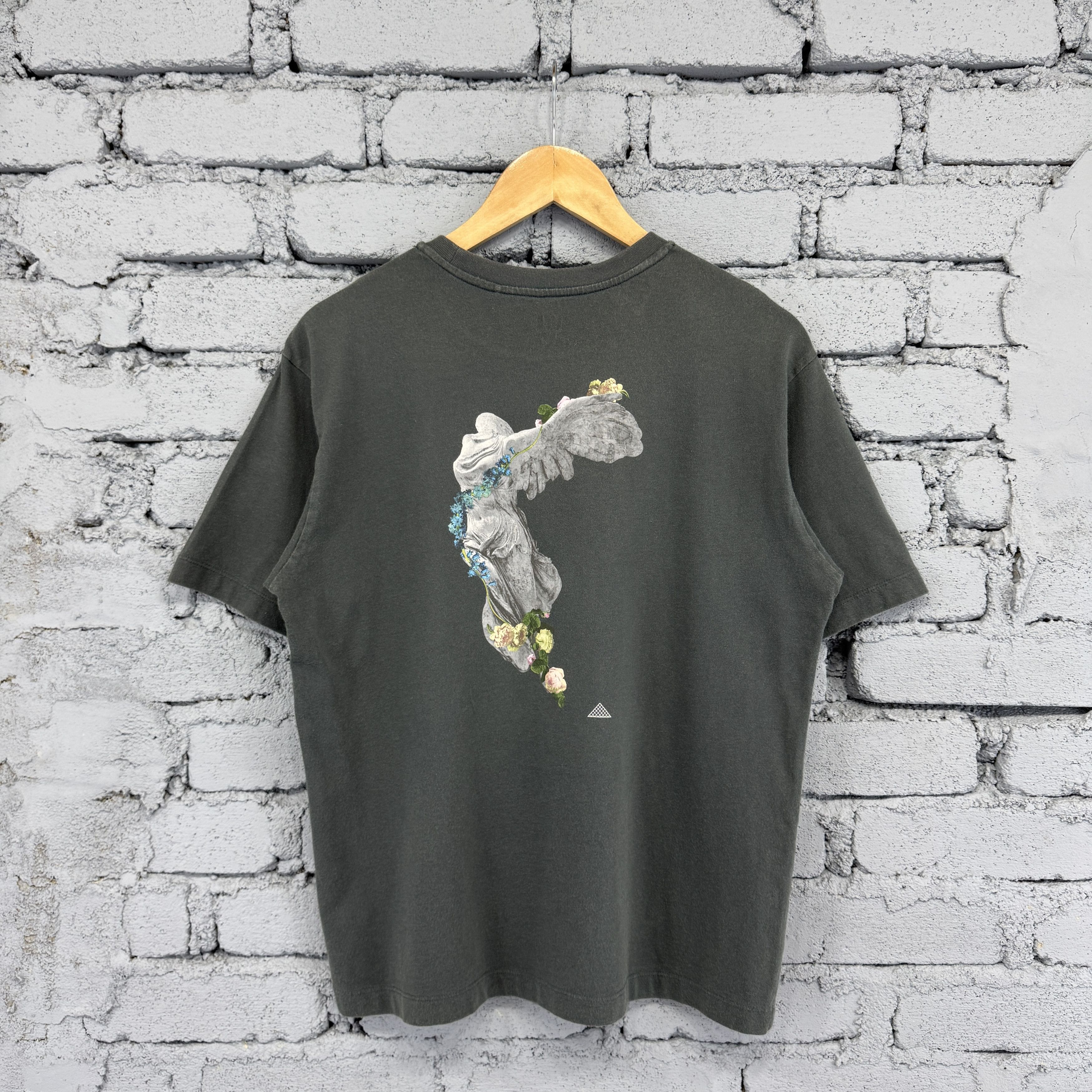 Uniqlo Uniqlo Musée du Louvre "Winged Victory Of Samothrace" Tshirt Size US L / EU 52-54 / 3 - 1 Thumbnail